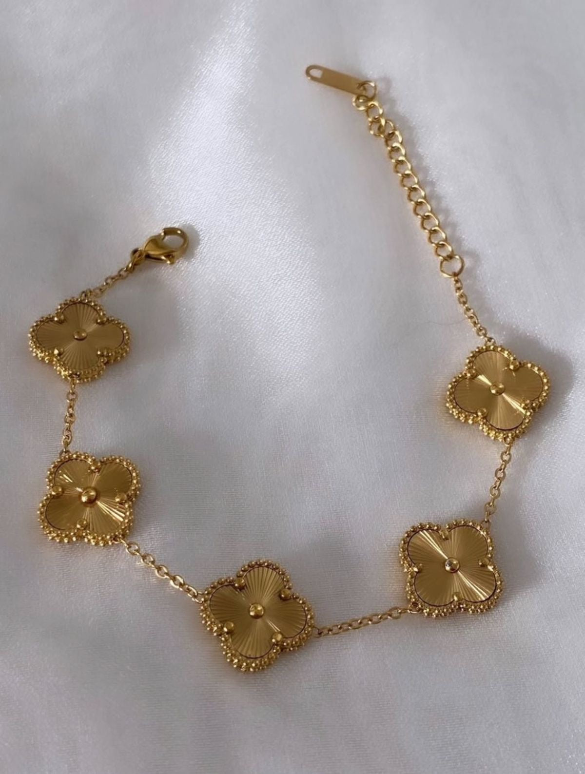 GOLDEN VAN CLEEF CLOVER BRACELET