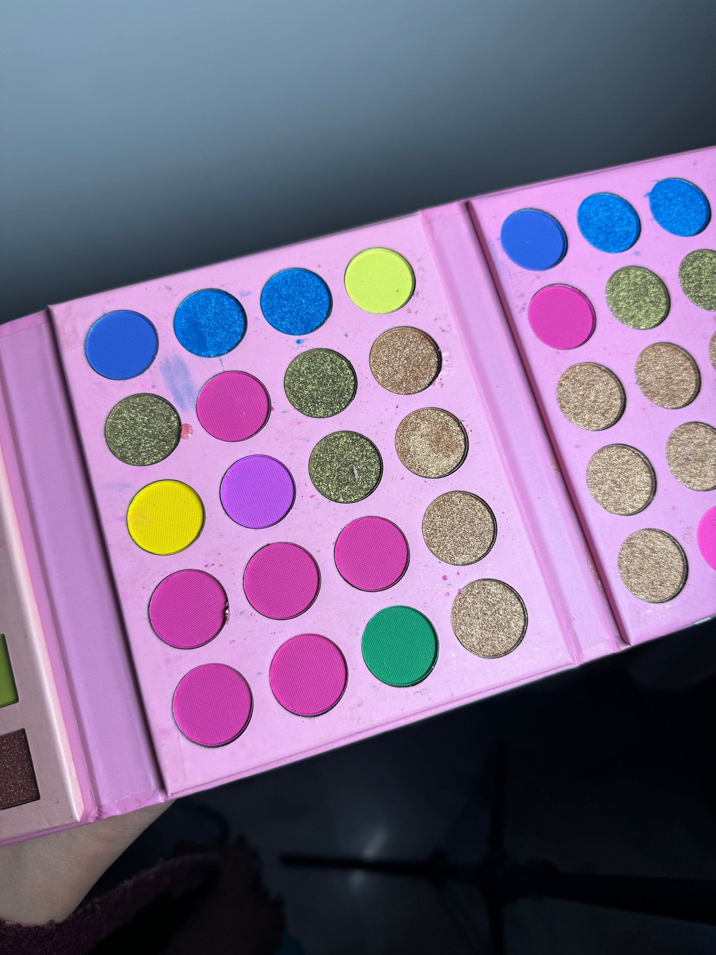 04 MAGICAL EYESHADOW PALETTE