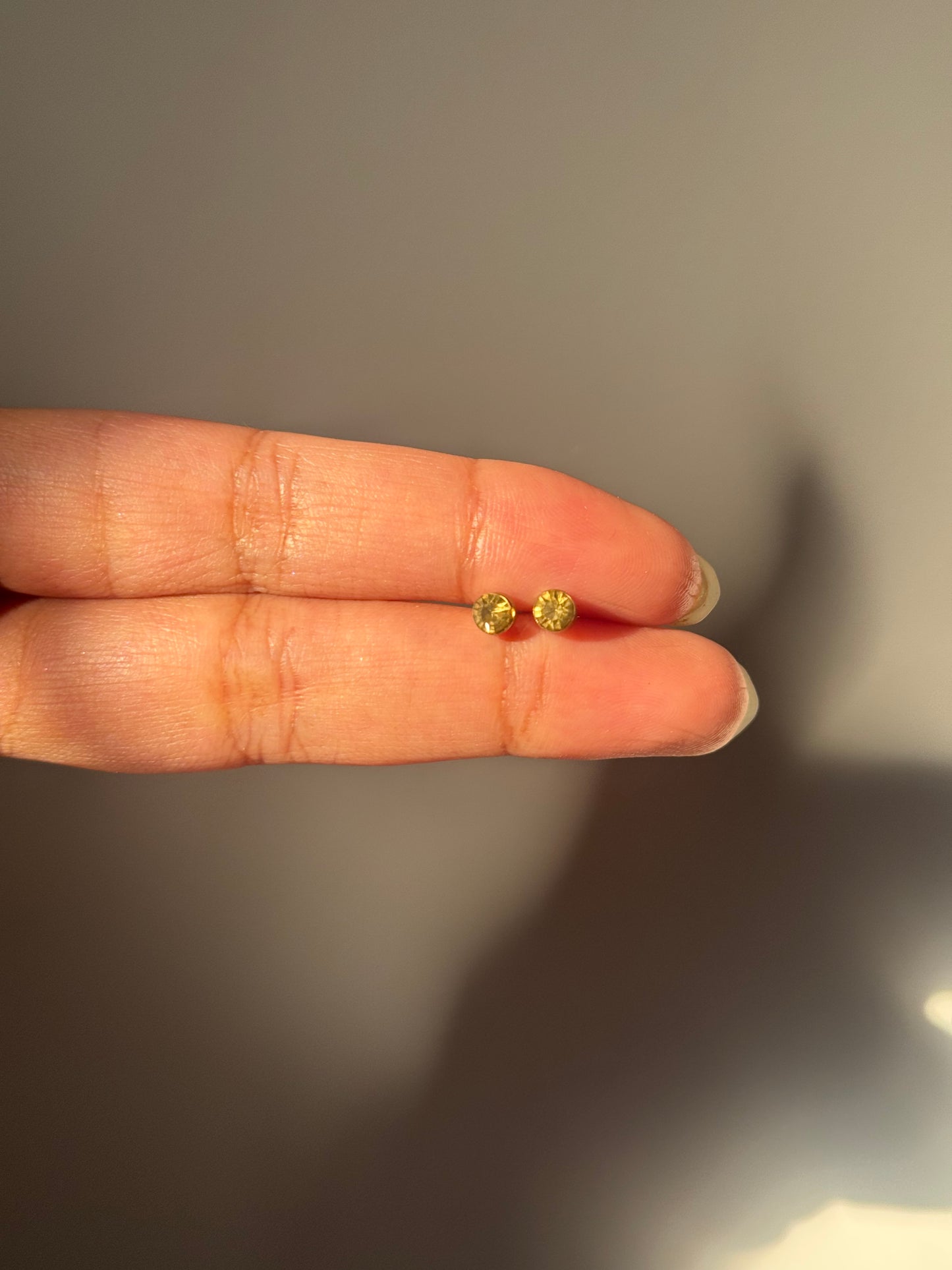 H340 GOLDEN GREEN STONE STUDS