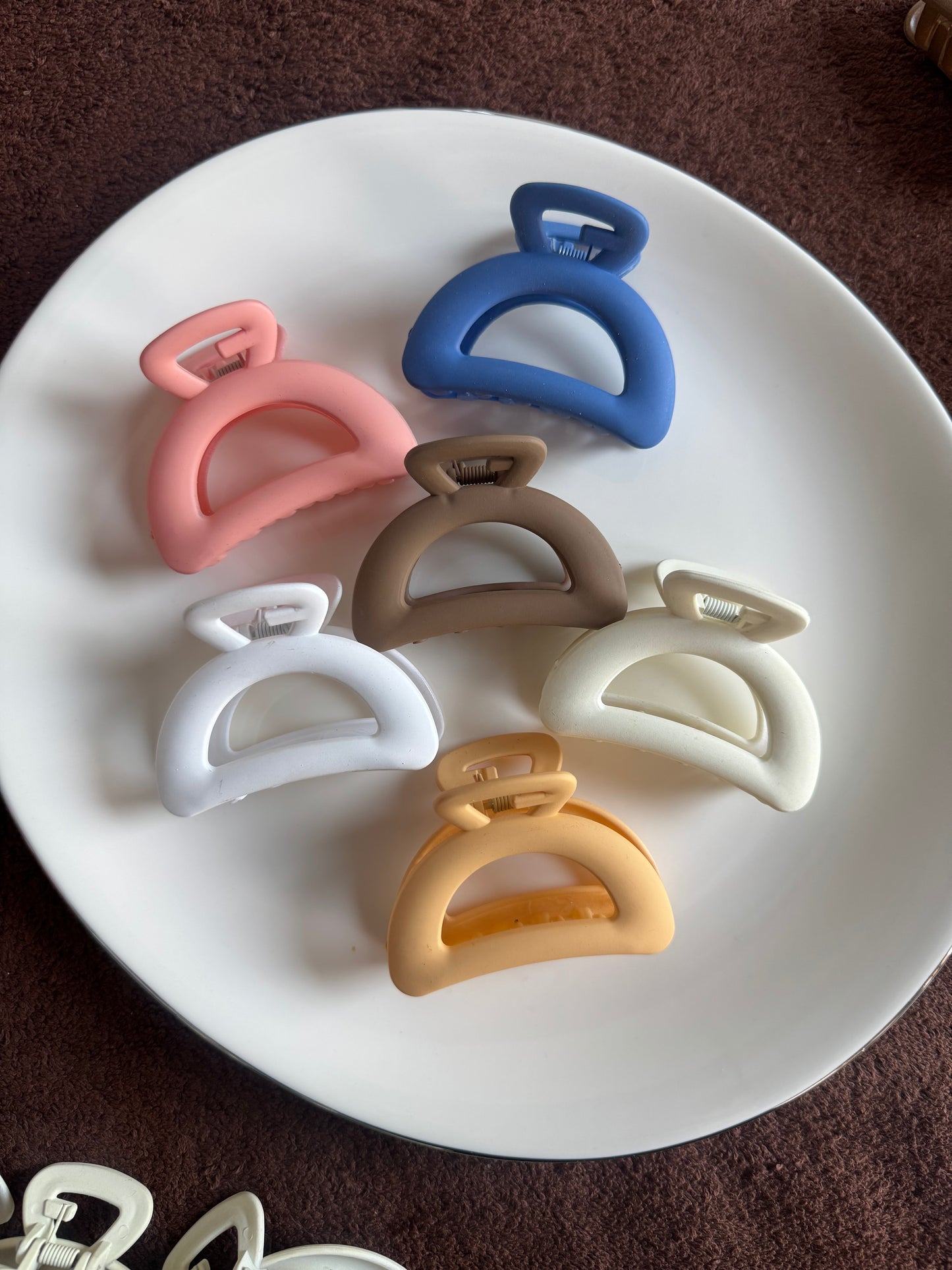 MATTE CHUNKY MOON CLAW CLIP