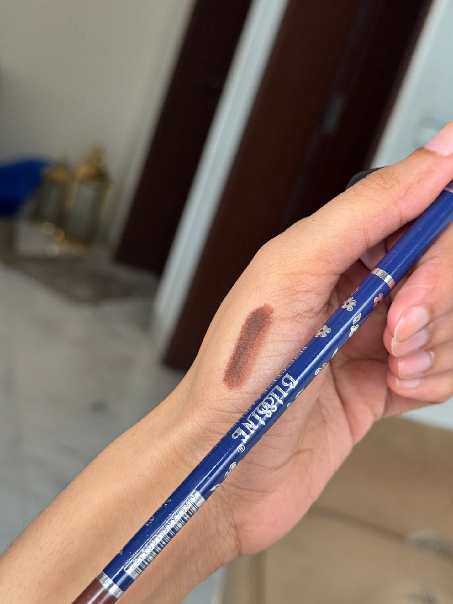 DARK BROWN LIP LINER BY BLISSINE