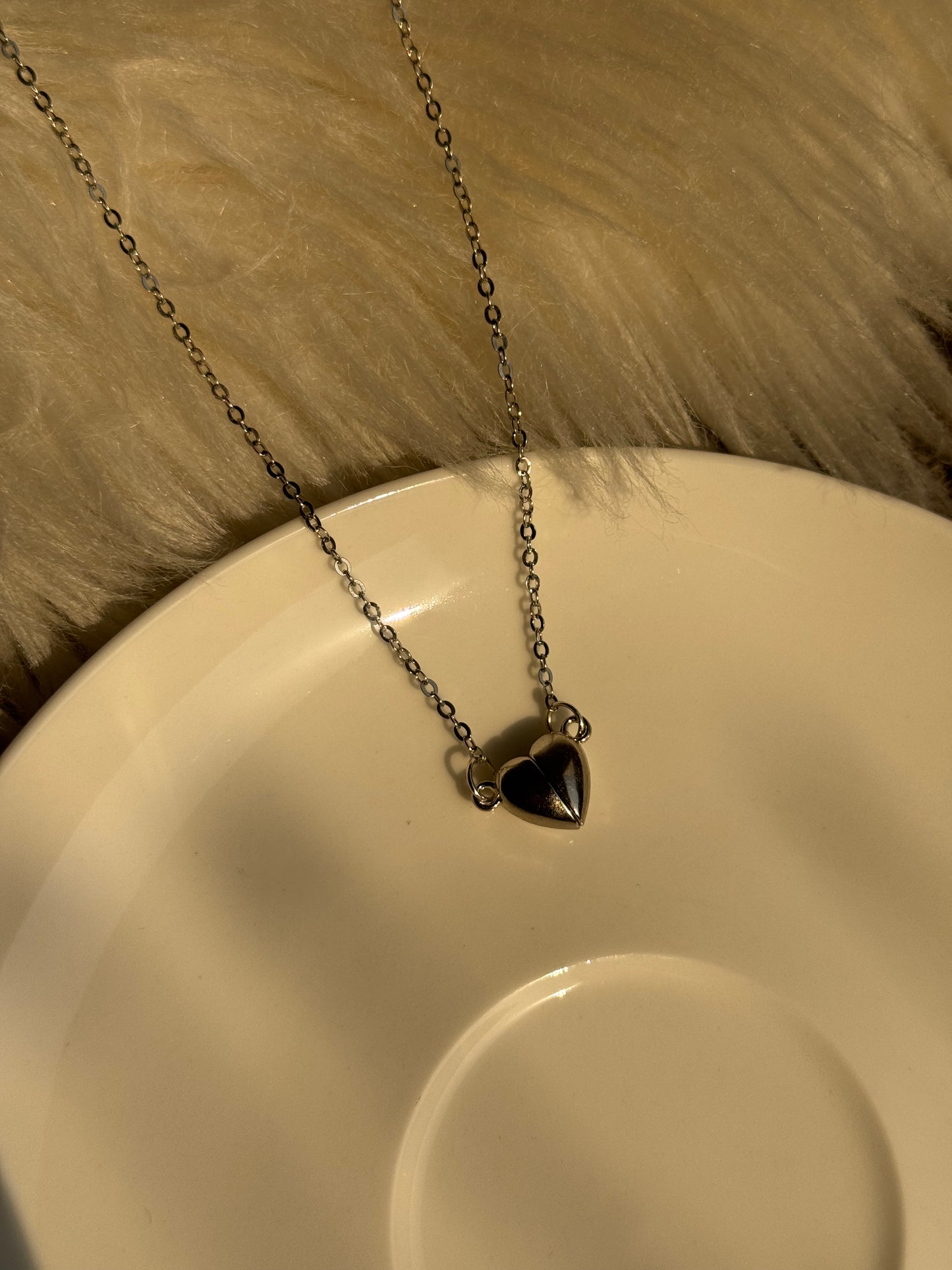 Z29 MAGNETIC HEART NECKLACE