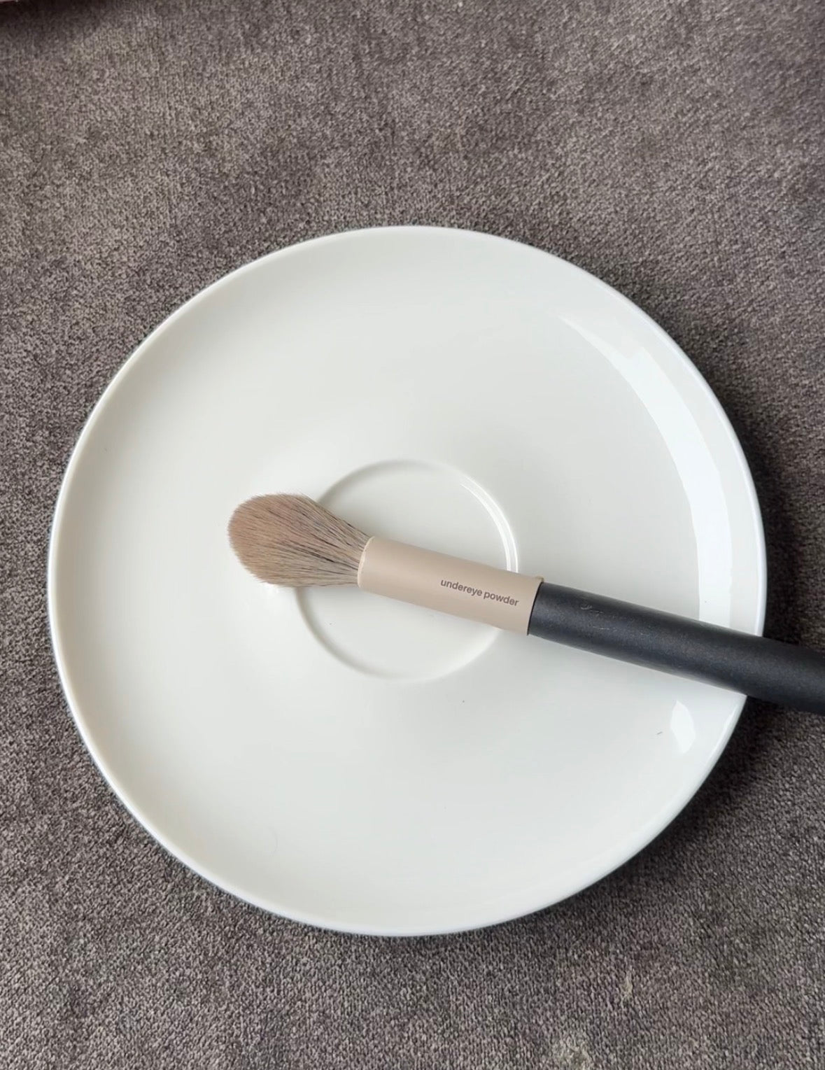 E13 SOFT UNDEREYE POWDER / HIGHLIGHTER BRUSH