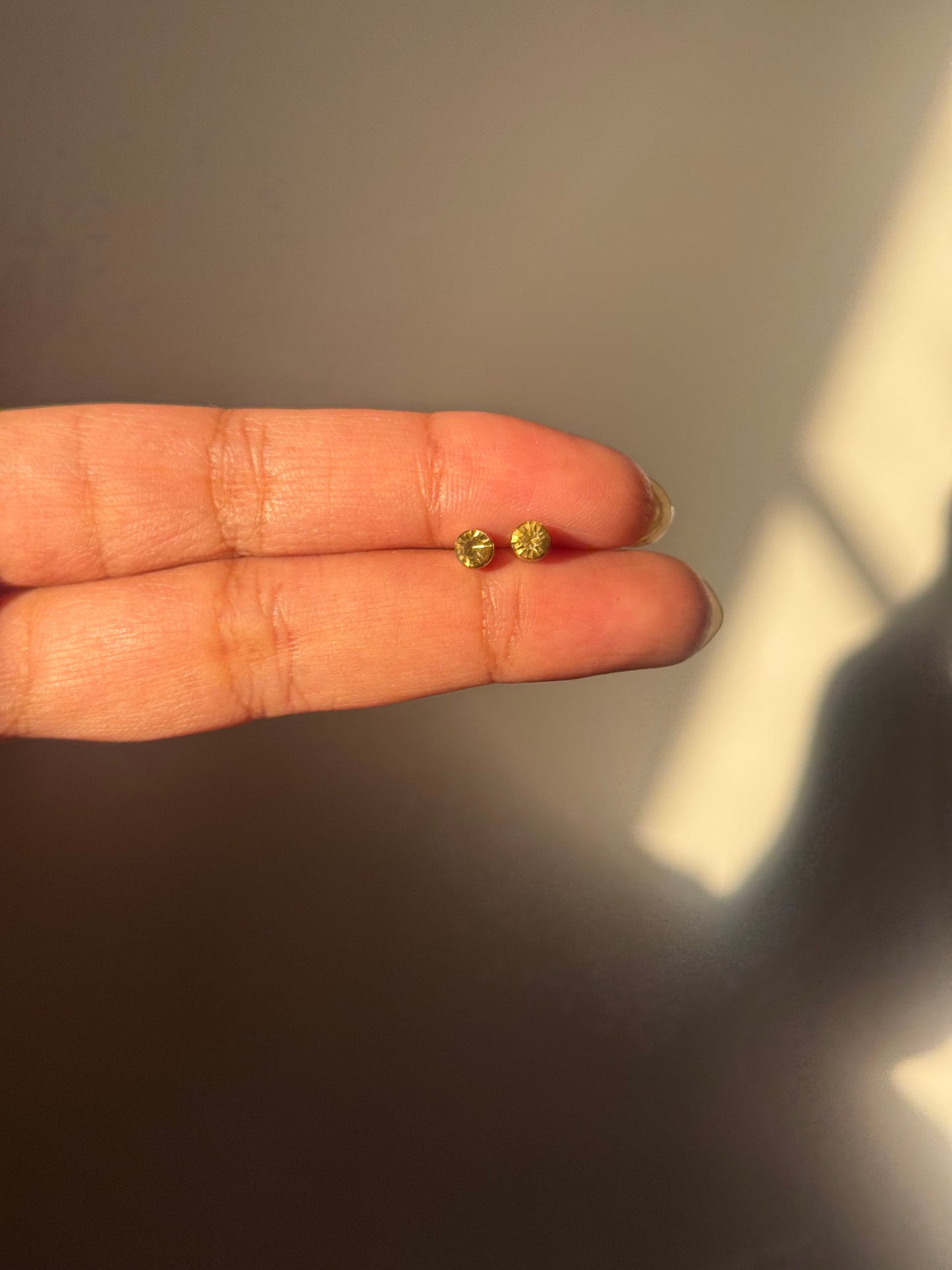 H340 GOLDEN GREEN STONE STUDS