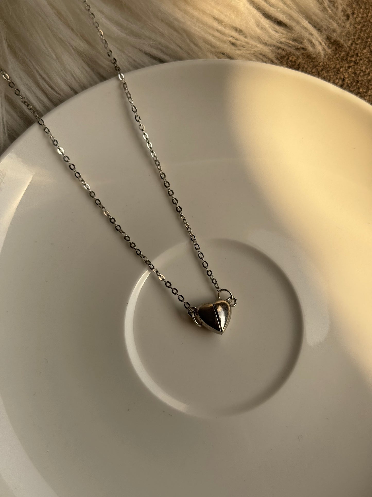 Z29 MAGNETIC HEART NECKLACE