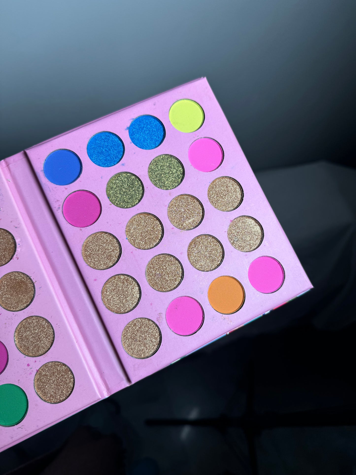 04 MAGICAL EYESHADOW PALETTE