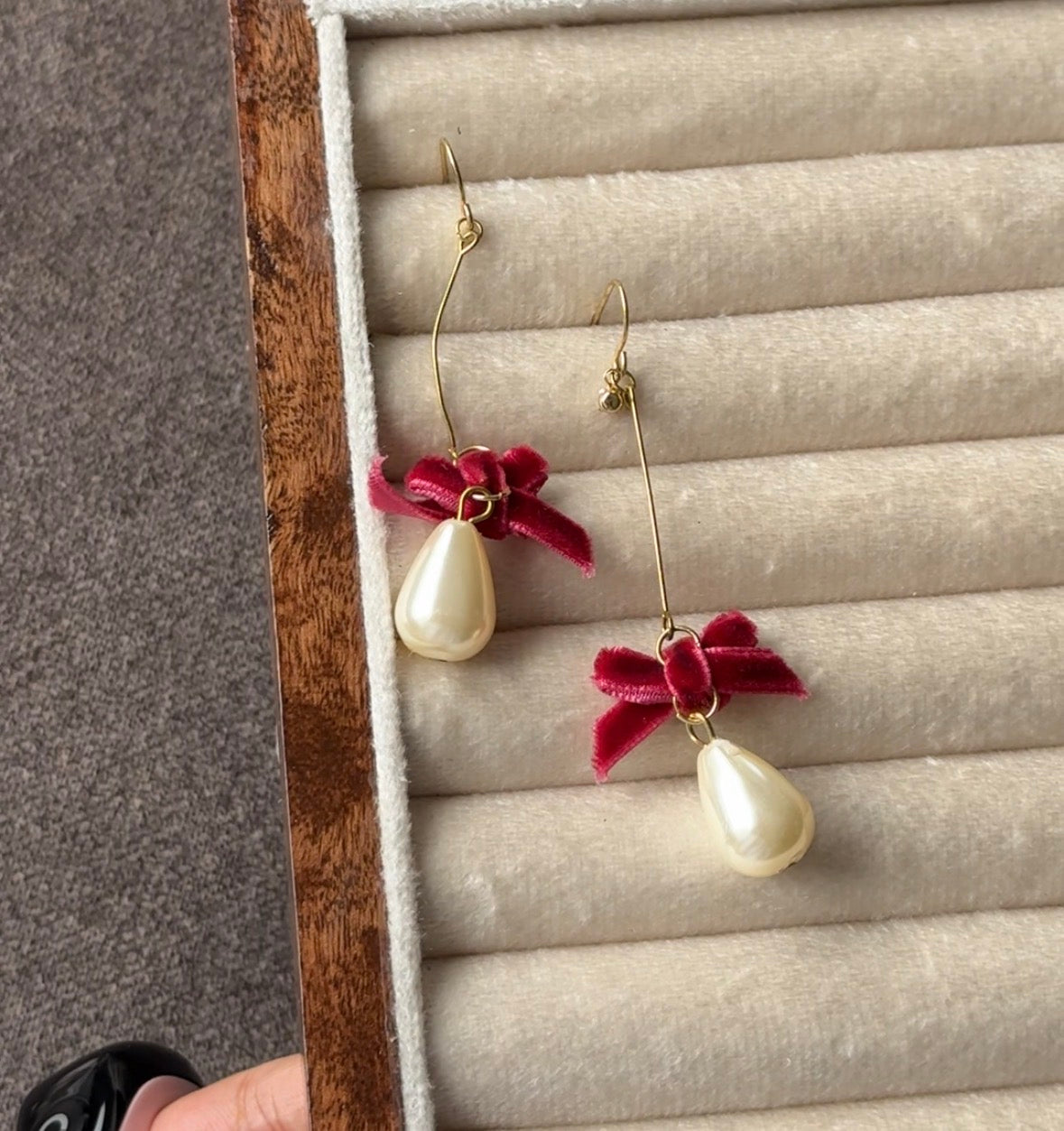 E75 VELVET BOW EARRINGS
