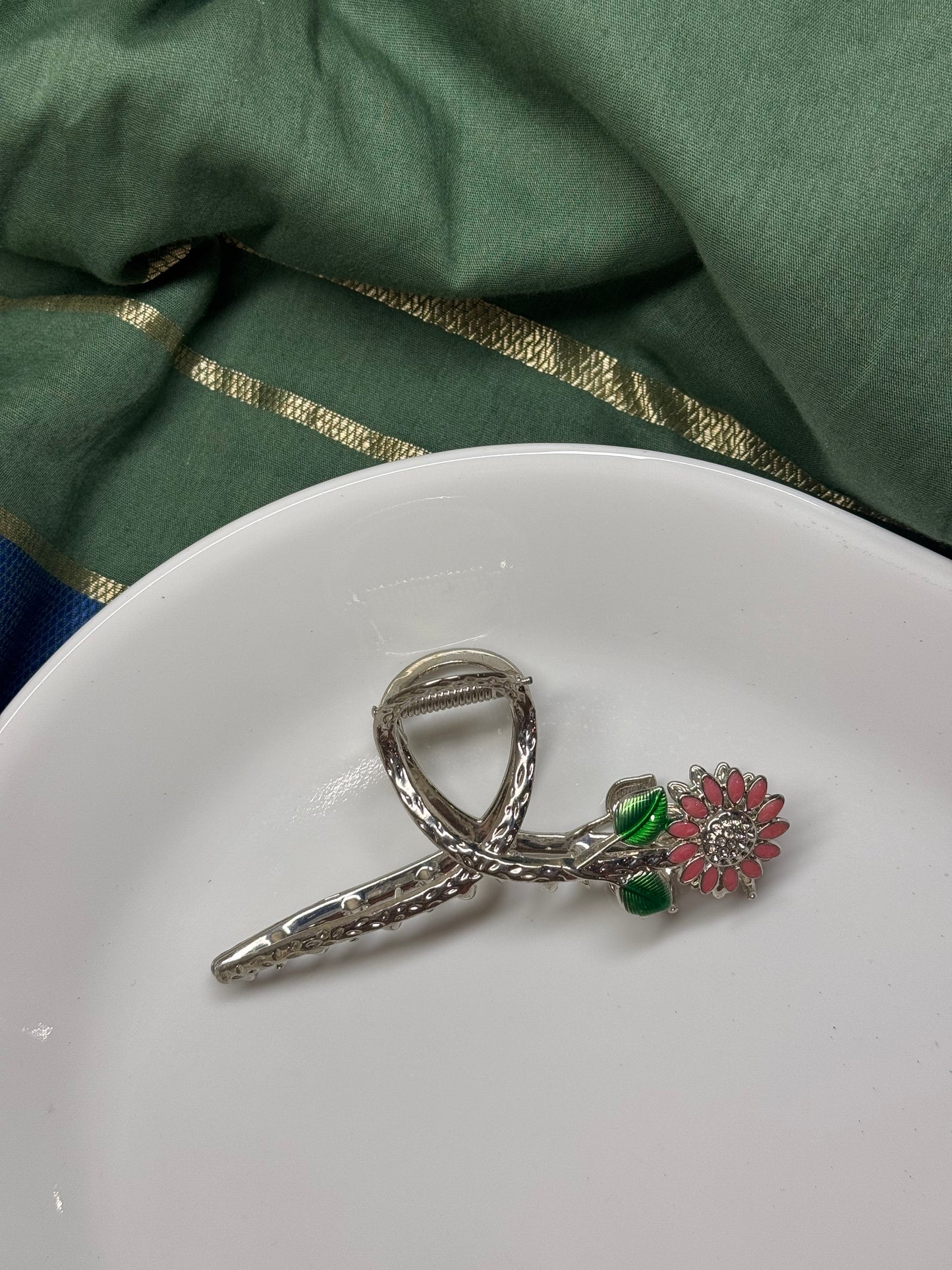 B70 SILVER METAL WITH PINK FLOWER HAIR CLAW