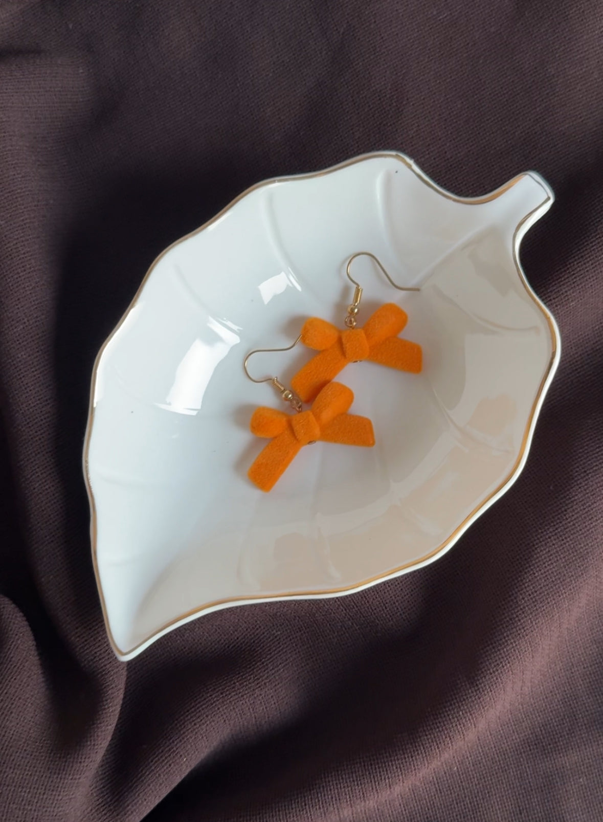 D10 ORANGE BOW EARRINGS