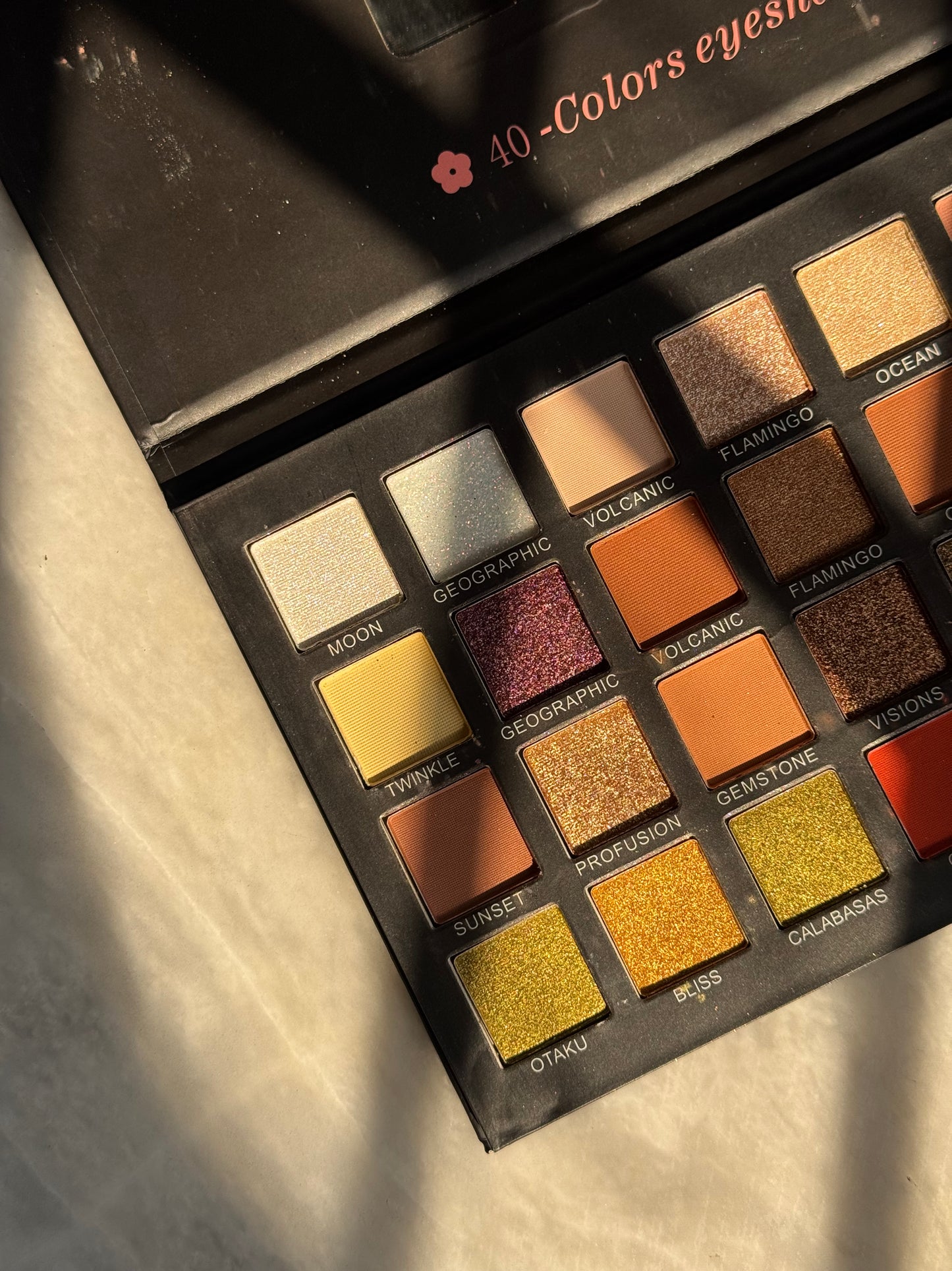 THE EARTH NATURAL EYESHADOW PALETTE