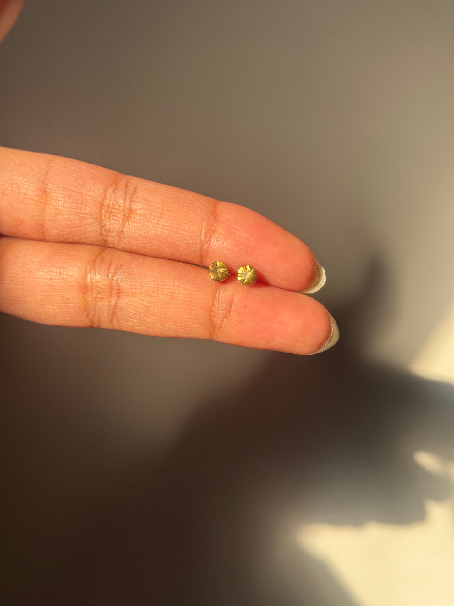 H340 GOLDEN GREEN STONE STUDS