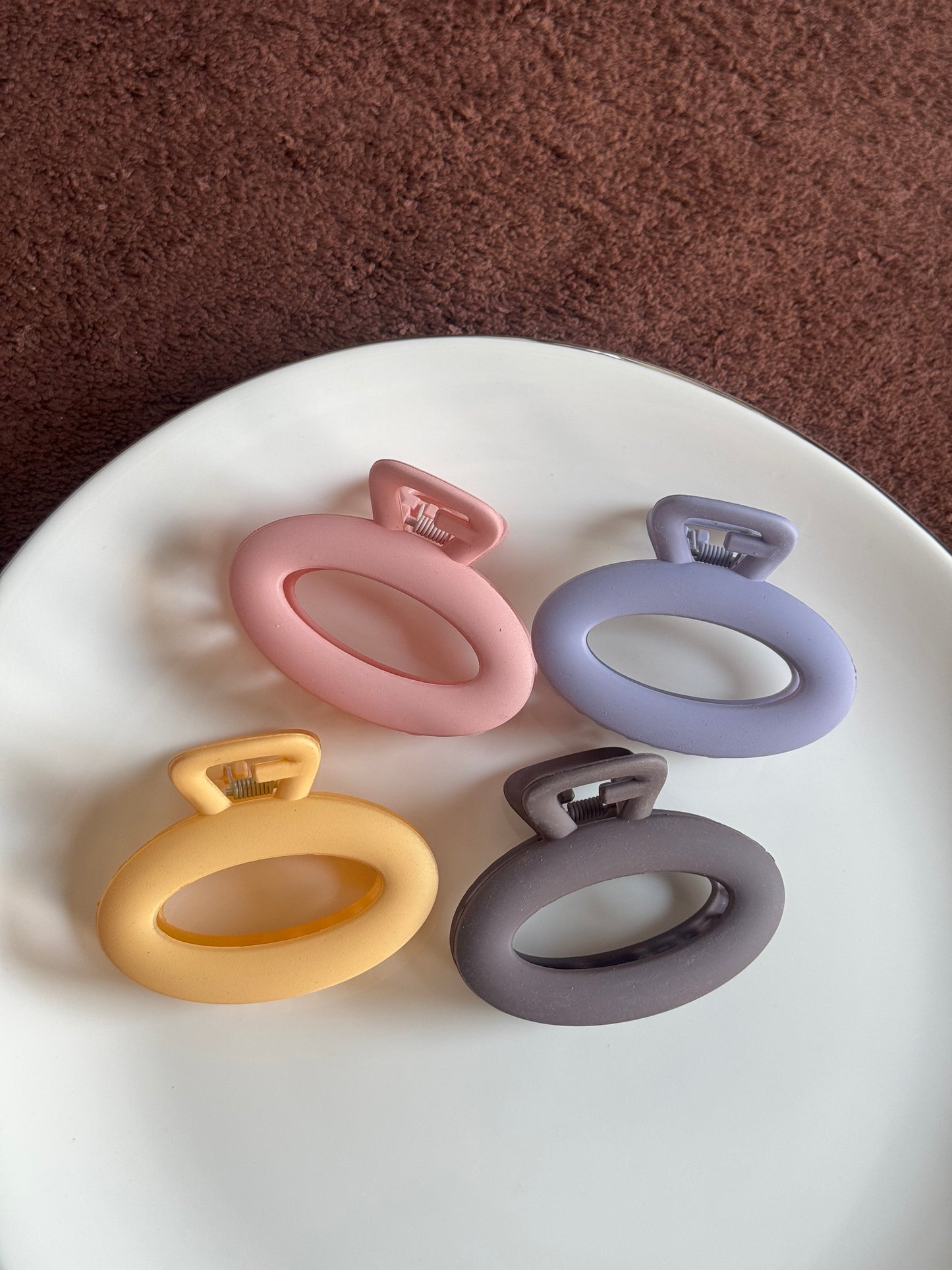 MATTE CHUNKY OVAL CLAW CLIPS