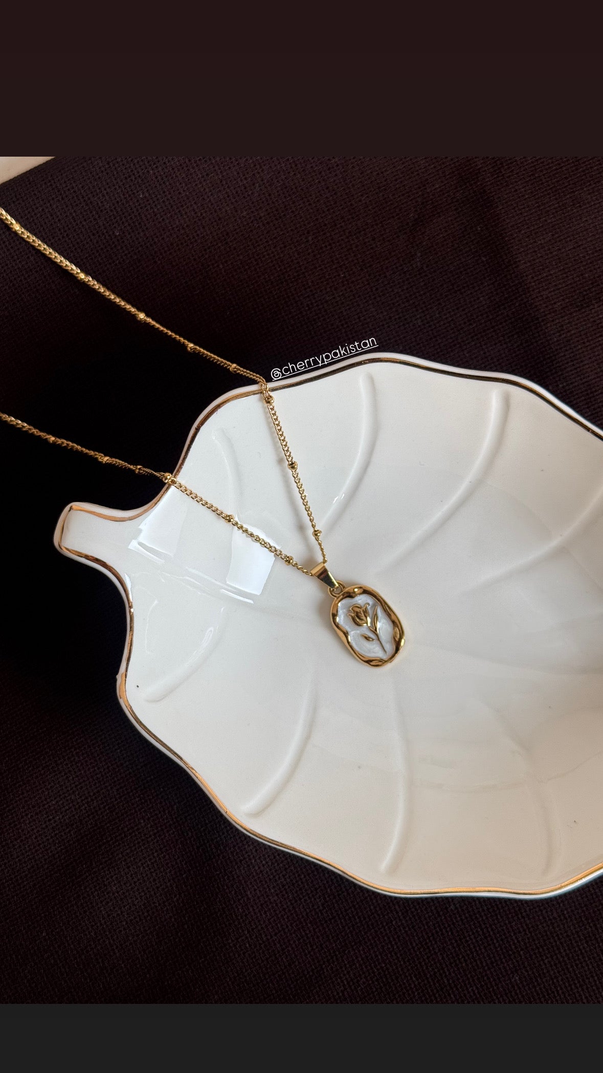 B141 FLOWER FRAME NECKLACE