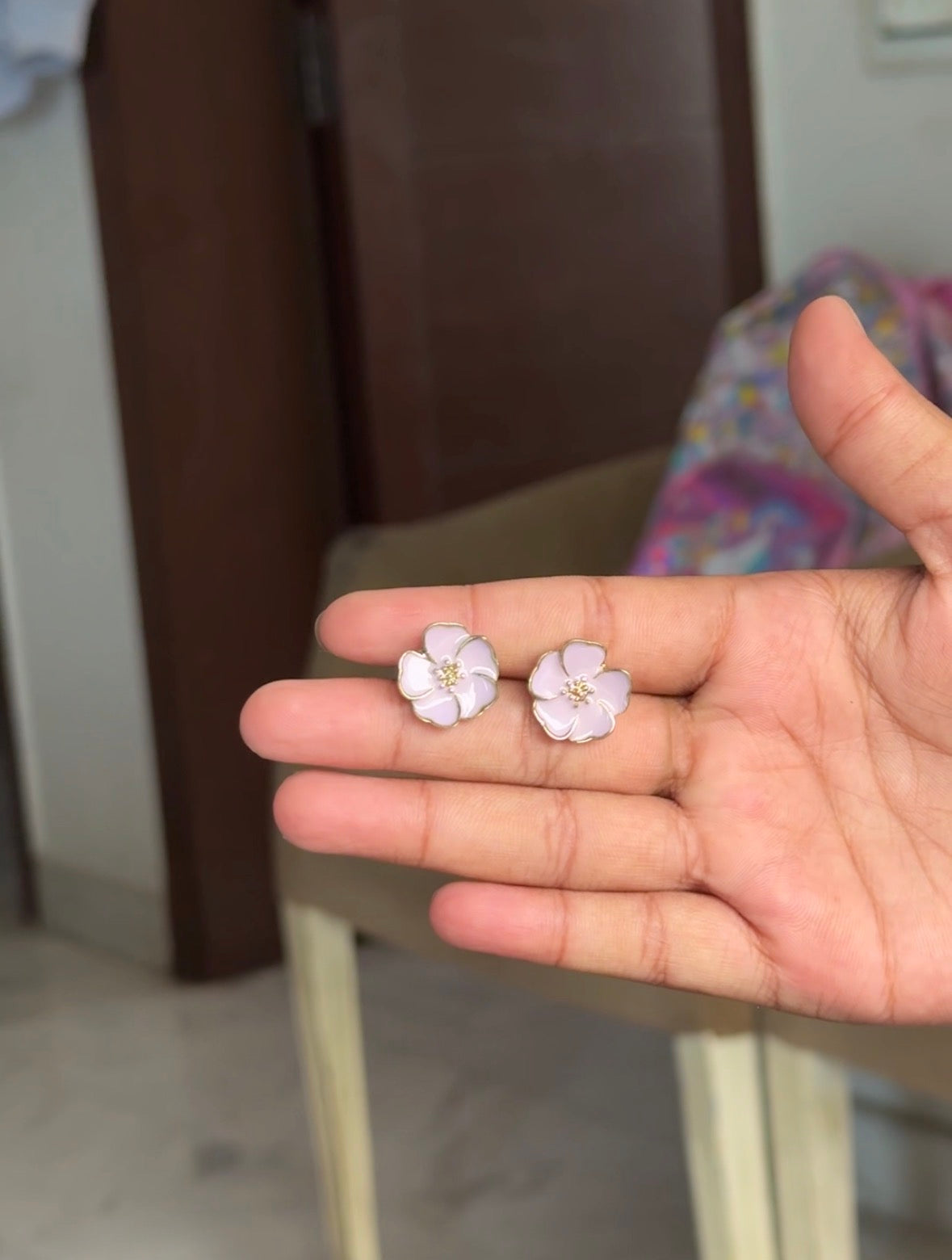 E233 FLOWER STUDS