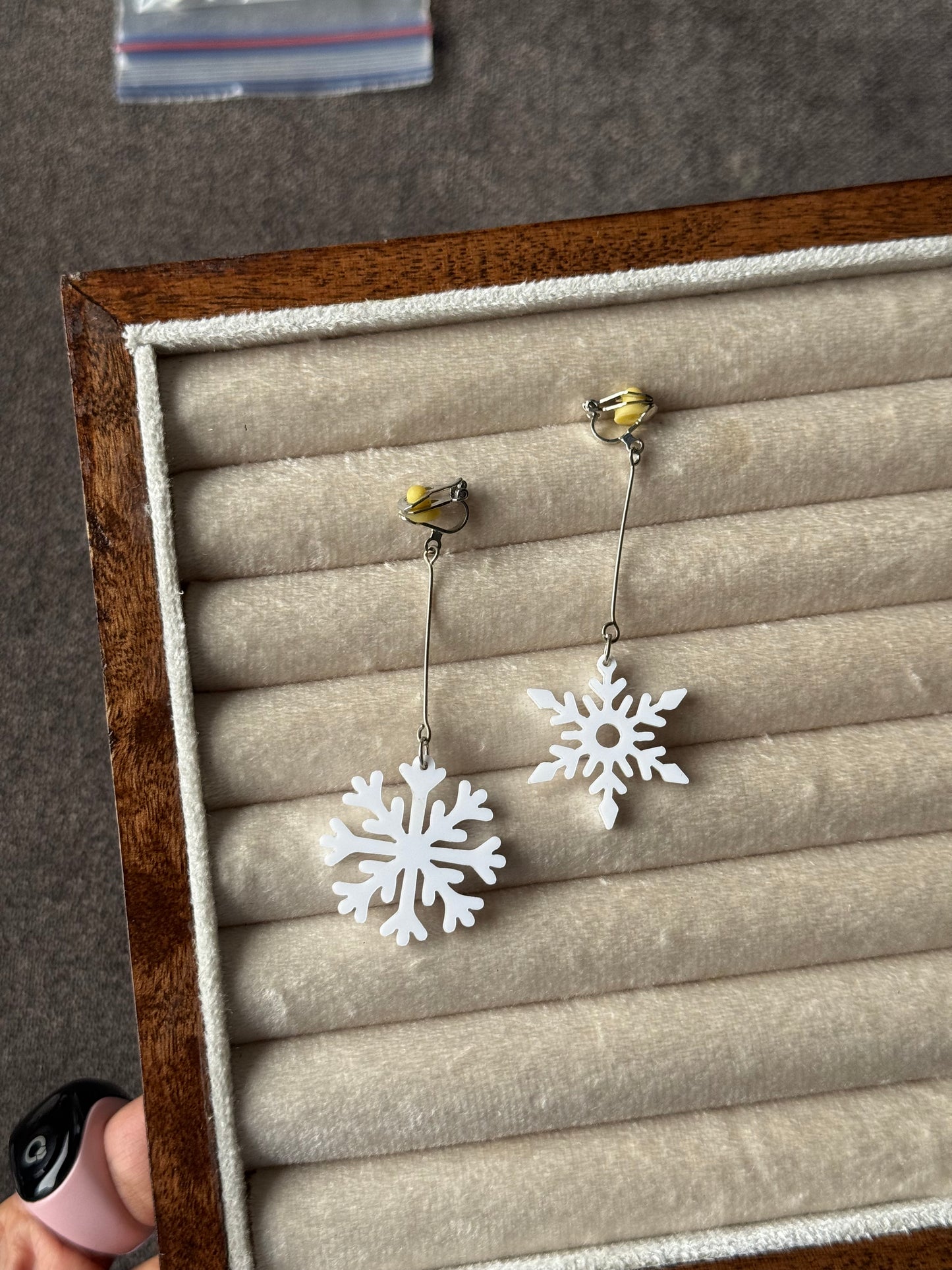 E77 CLIP ON SNOWFALKES EARRINGS