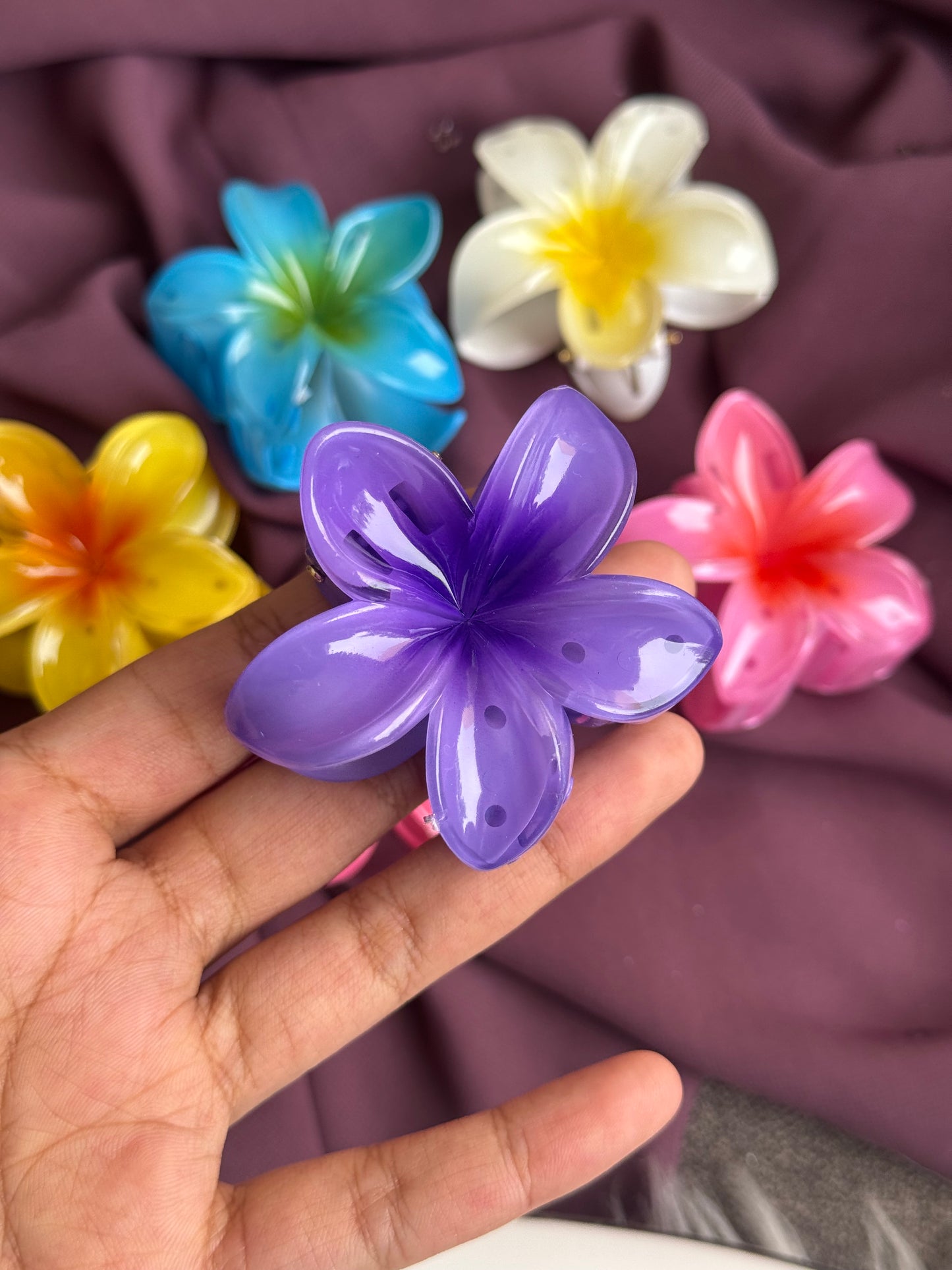 MEDIUM FLOWER HAIR CLAW