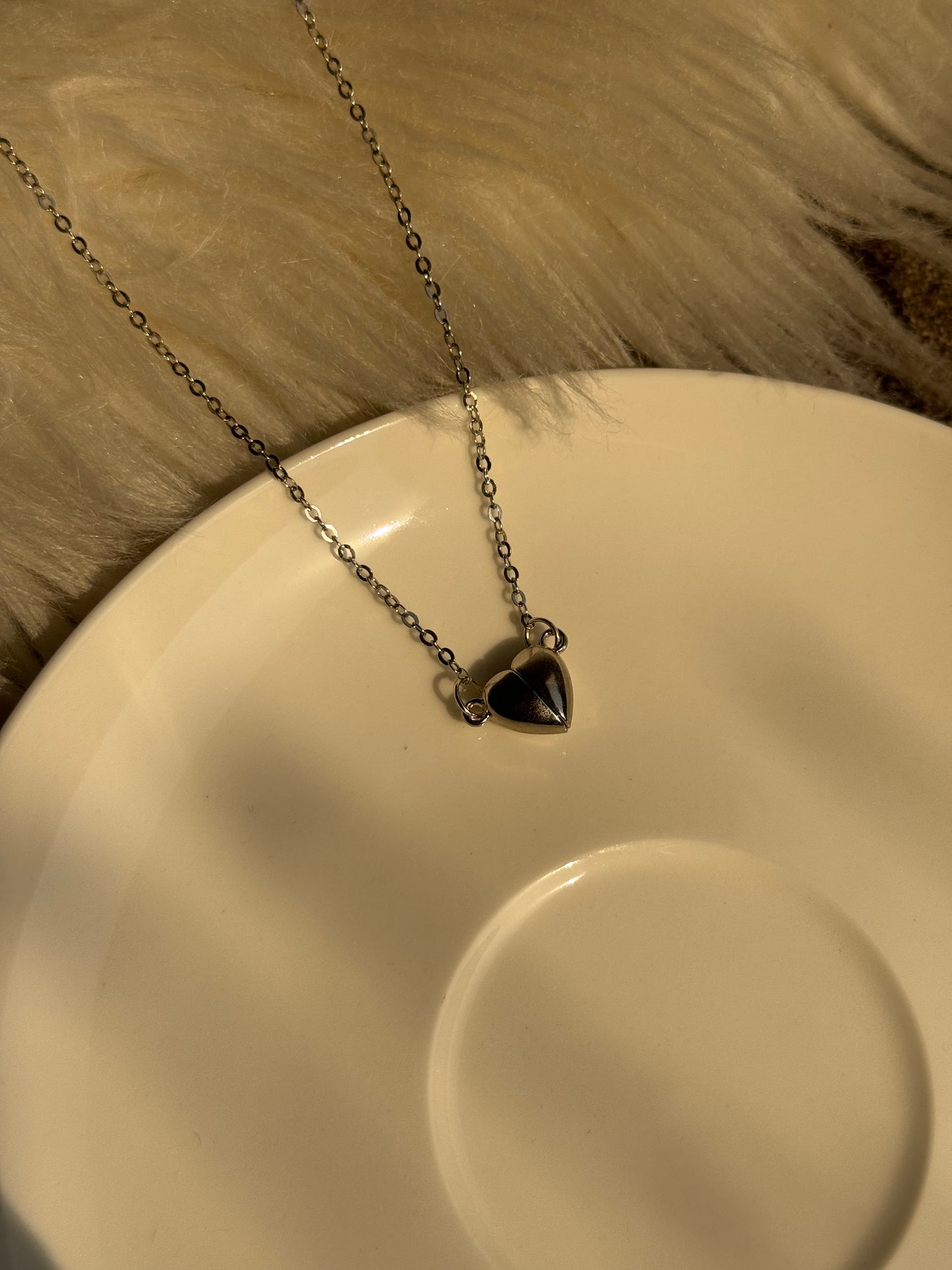 Z29 MAGNETIC HEART NECKLACE