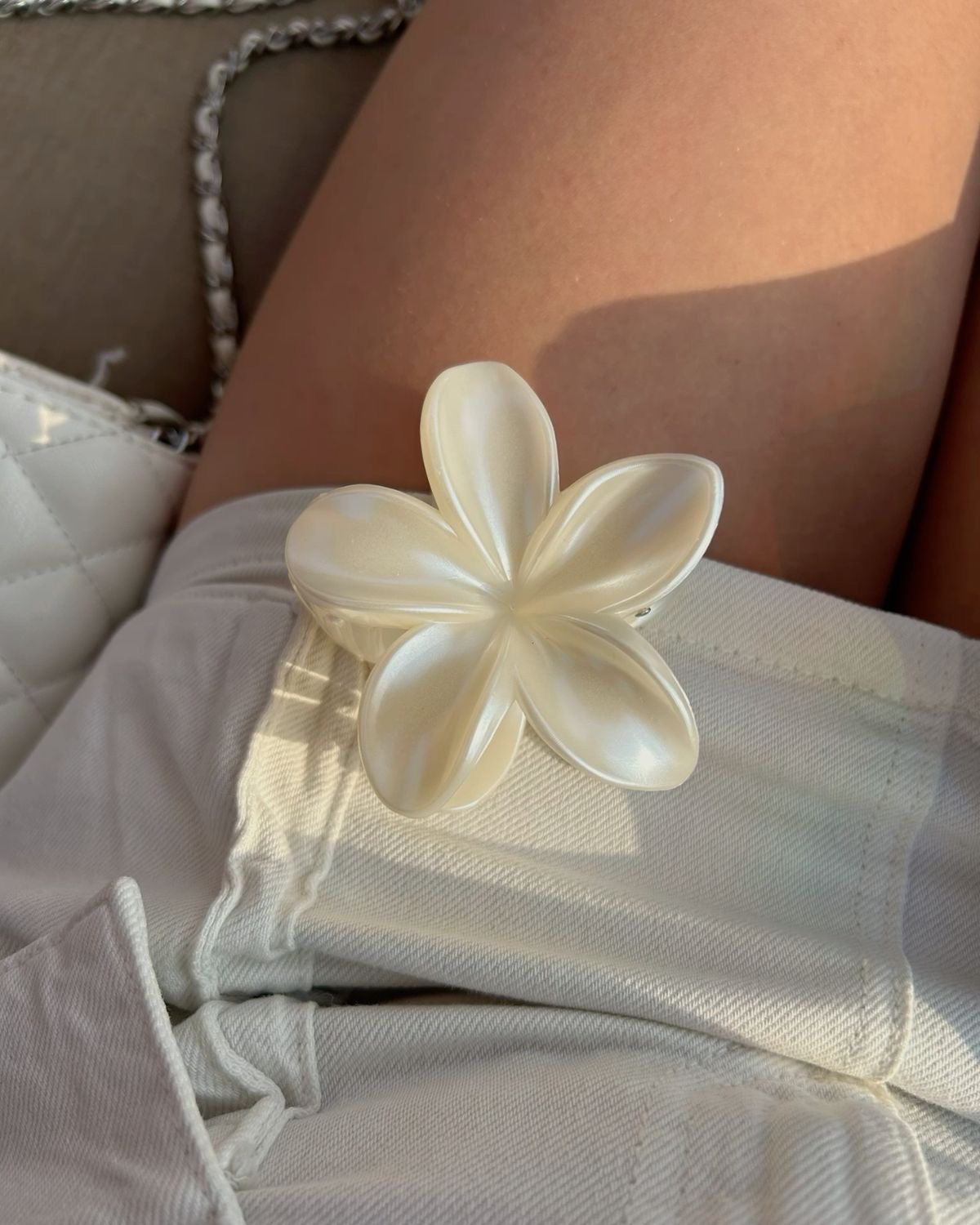 GLOSSY PLAIN FLORAL HAIR CLAWS