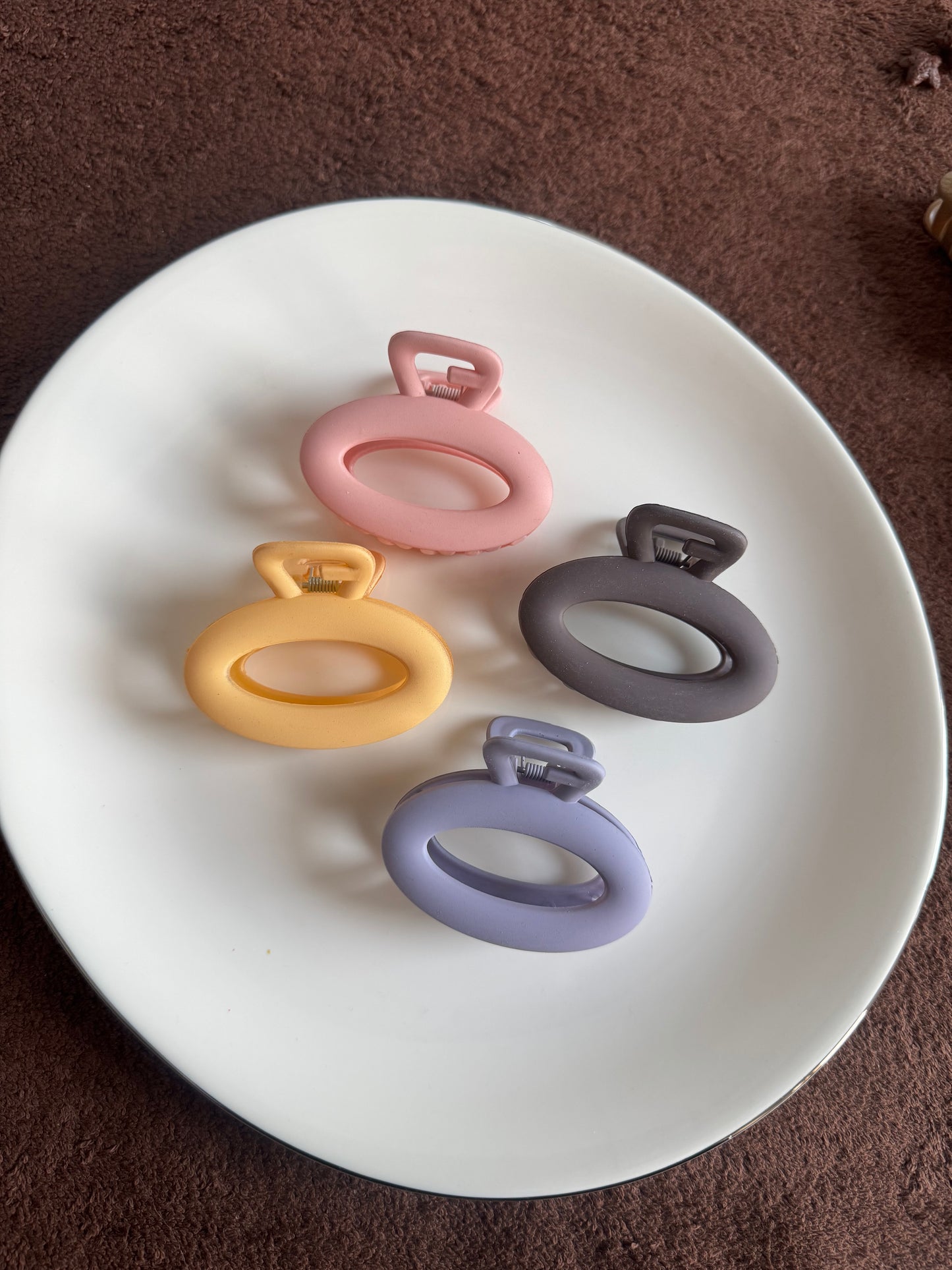 MATTE CHUNKY OVAL CLAW CLIPS
