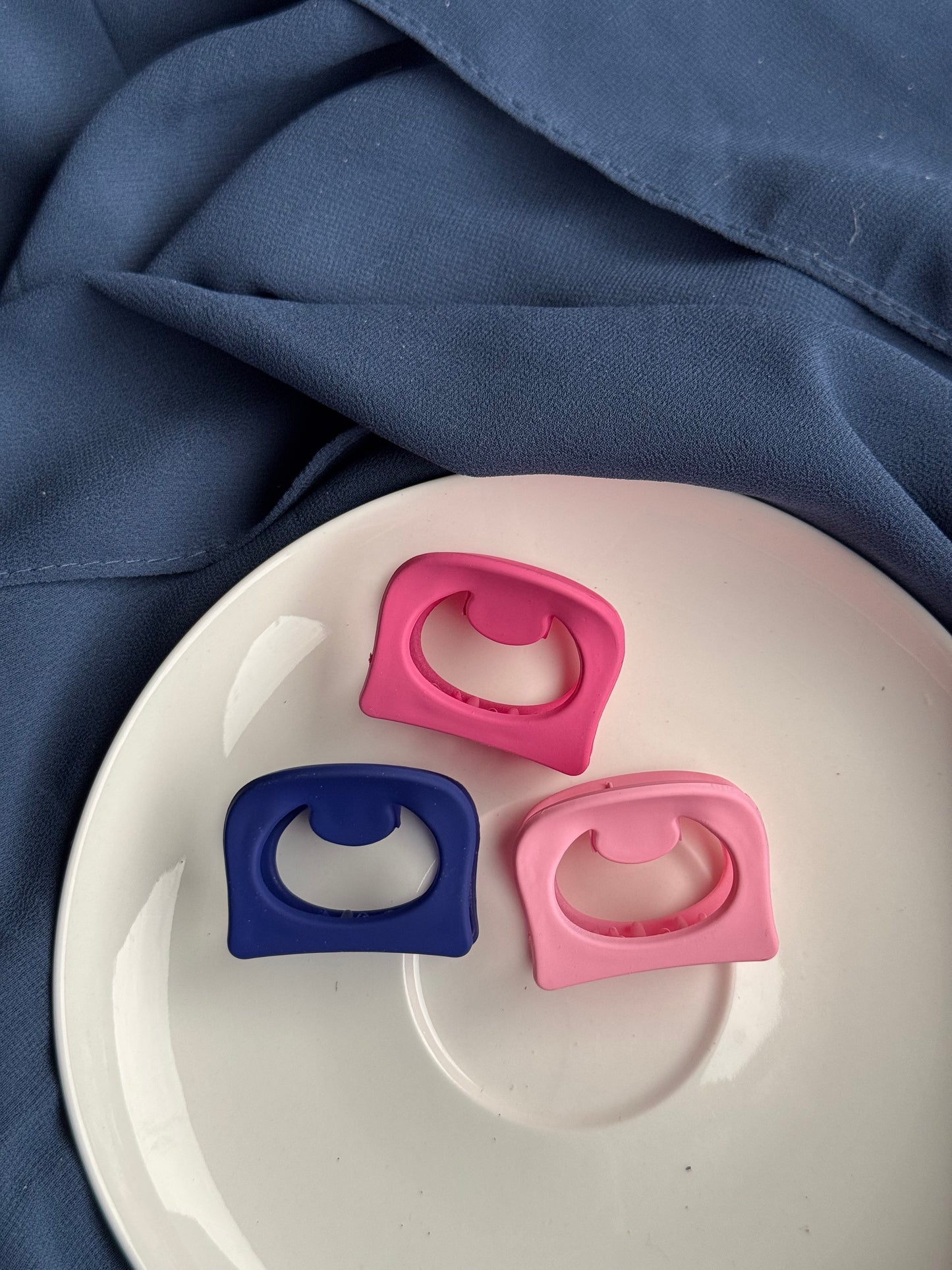 A124 SMALL MATTE HAIR CLAWS