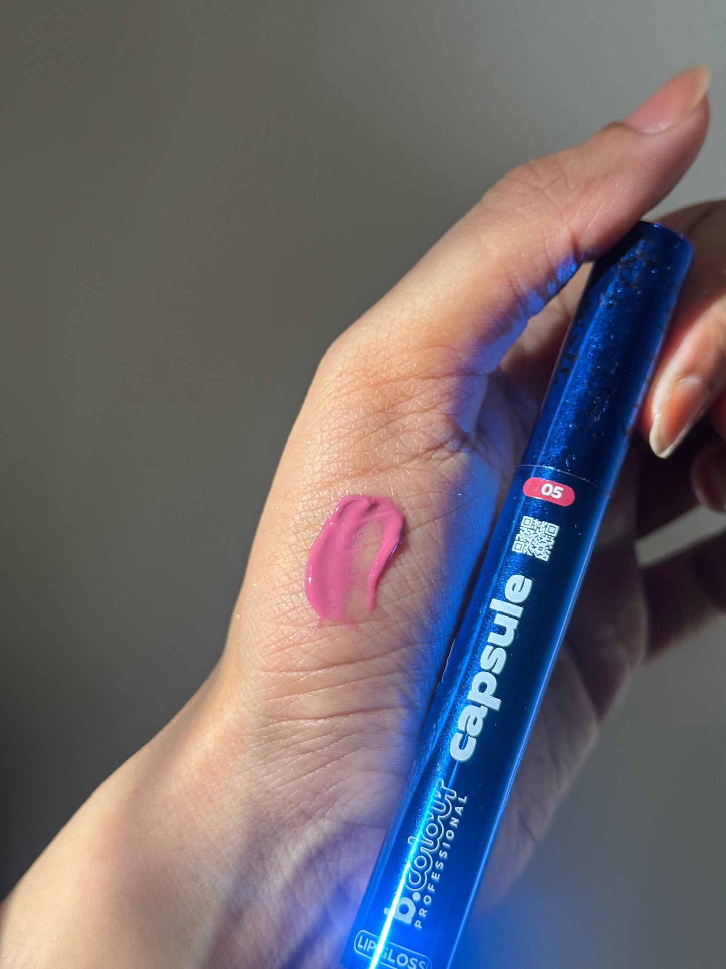 05 CAPSULE GLOSSY LIP
COLOR WHICH MELTS
INTO THE LIPS