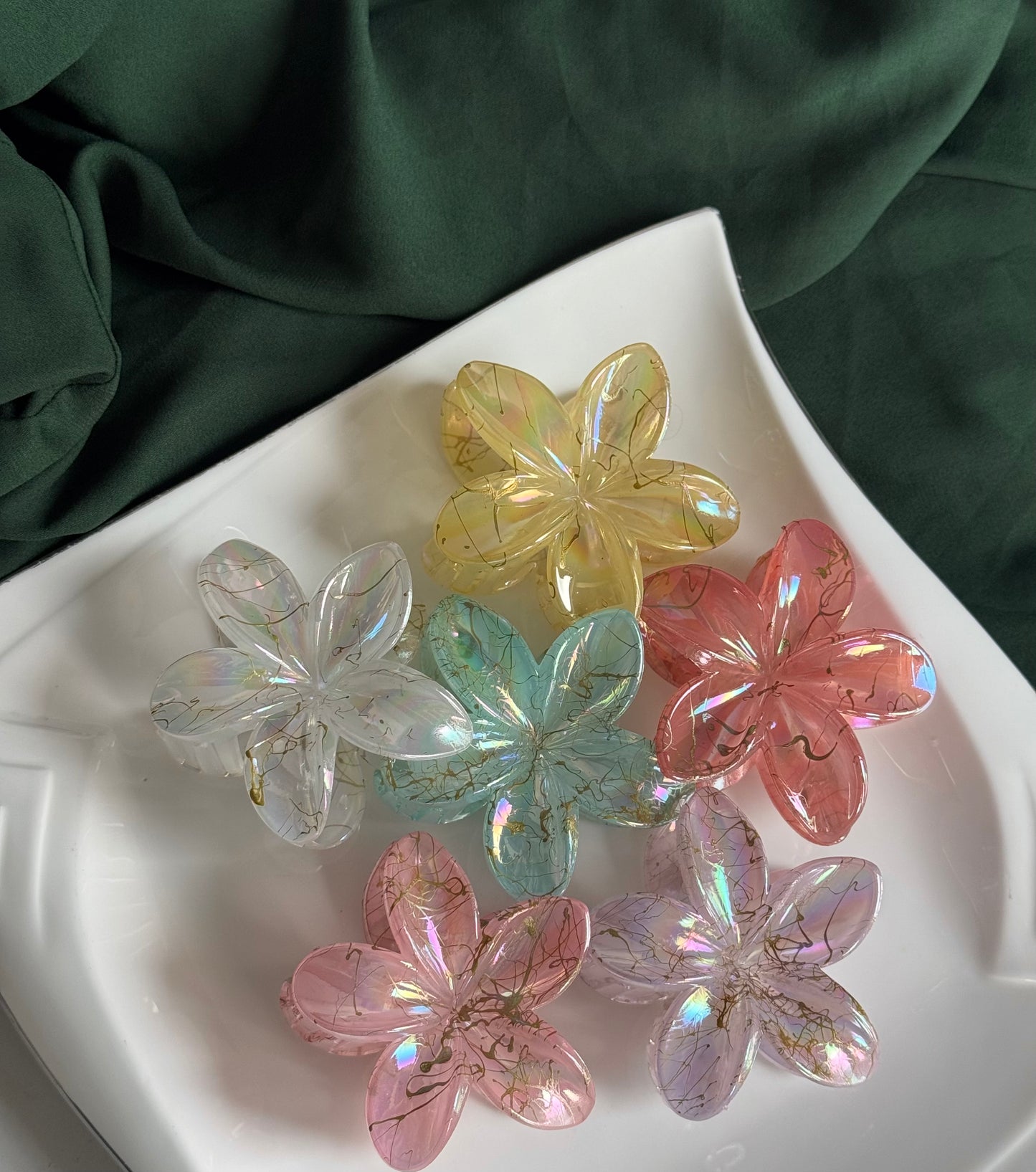 ACRYLIC FLOWER HAIR CLAW