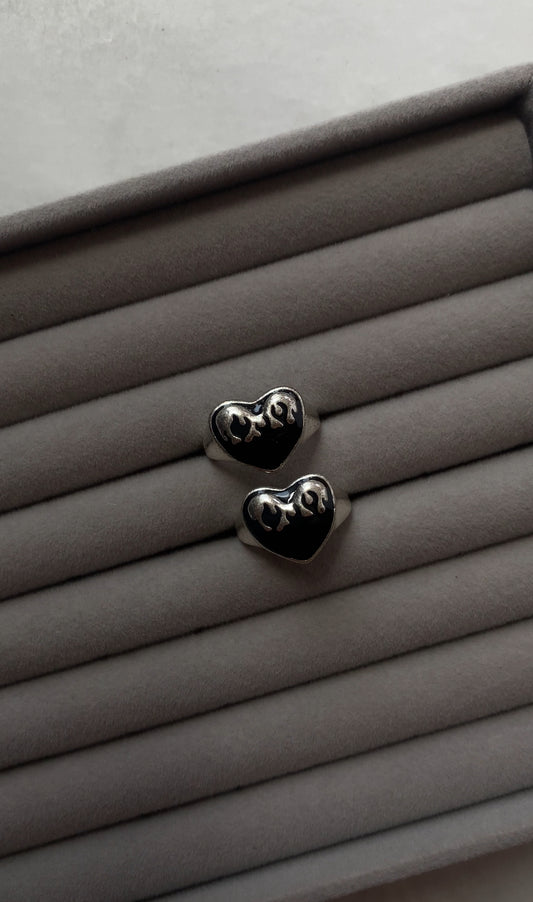 E202 BLACK HEART RING