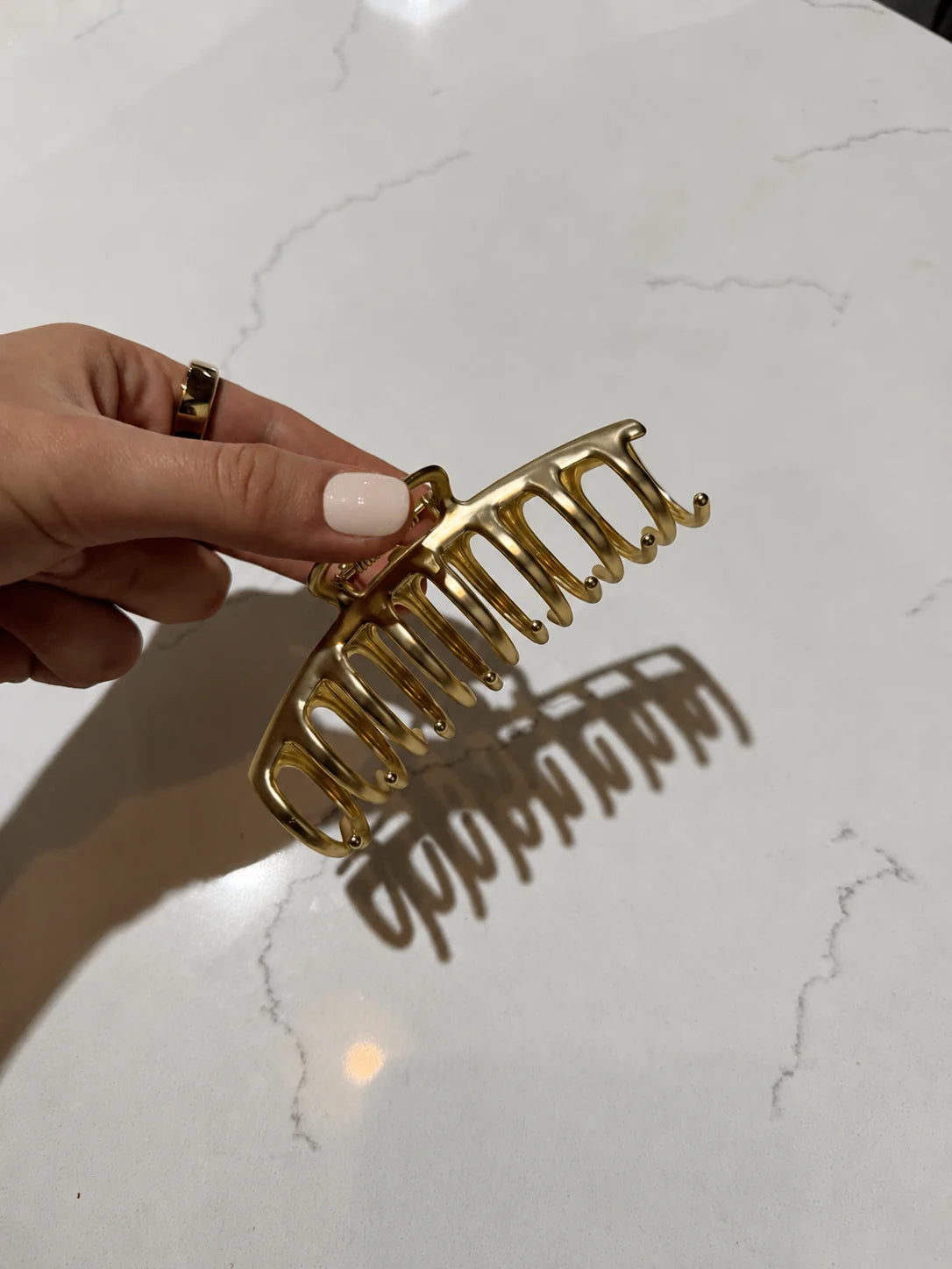 GOLDEN LARGE CLAW CLIP IN METAL