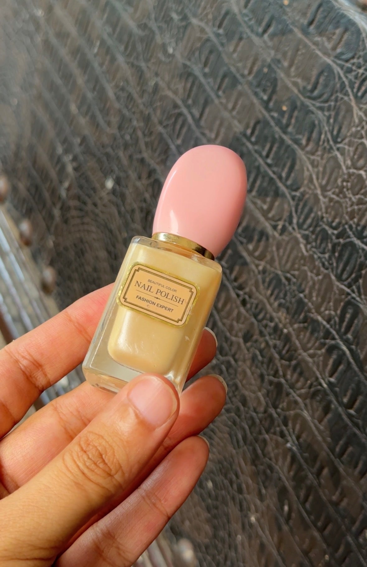 MINISO GLITTERY CREME NAIL COLOR
