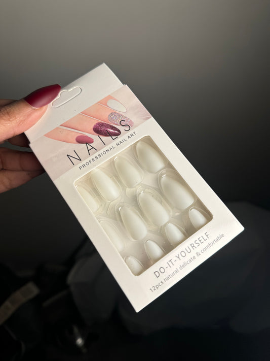 12 PIECES WHITE PRESS ON NAILS SET