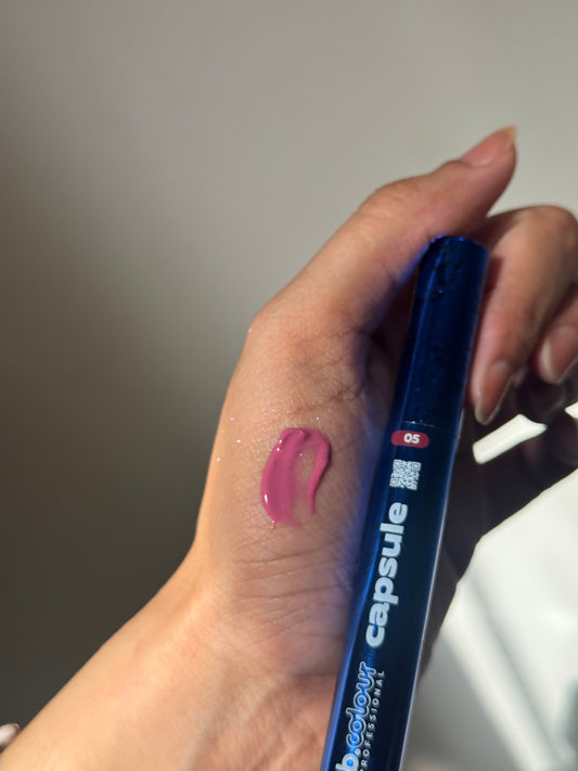 05 CAPSULE GLOSSY LIP
COLOR WHICH MELTS
INTO THE LIPS