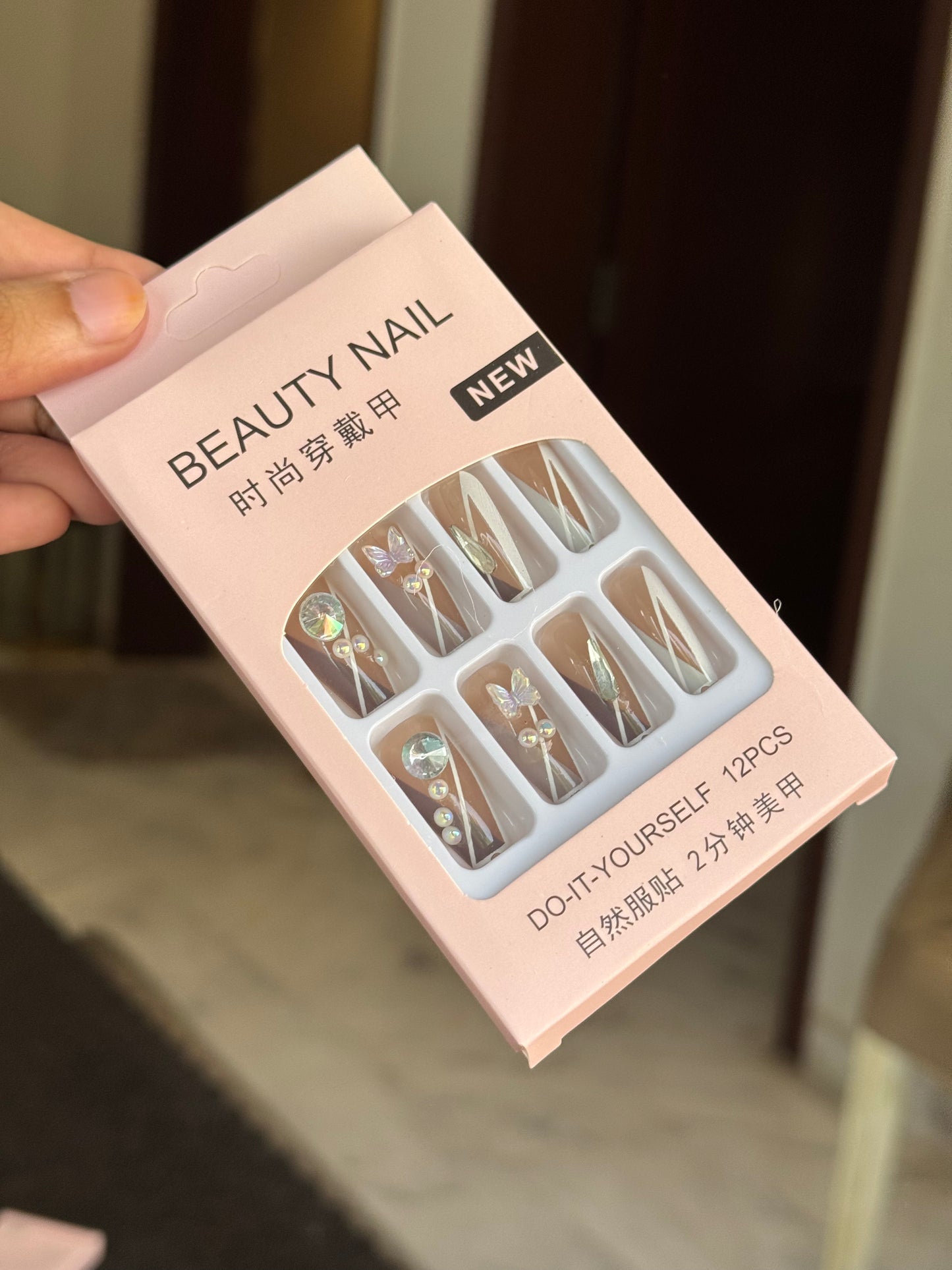 B31 NAIL SET WITH STICKER PACK (12 NAILS)