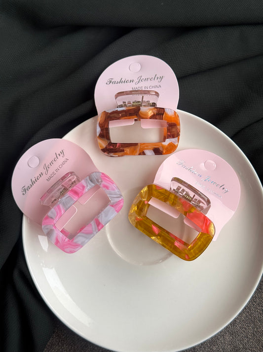 RESIN ACRYLIC HAIR CLAWS IN MEDIUM SIZE