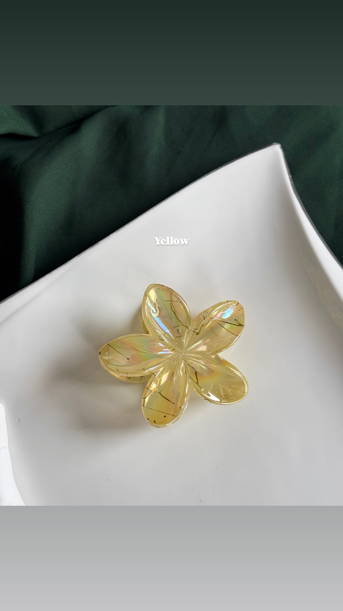 ACRYLIC FLOWER HAIR CLAW