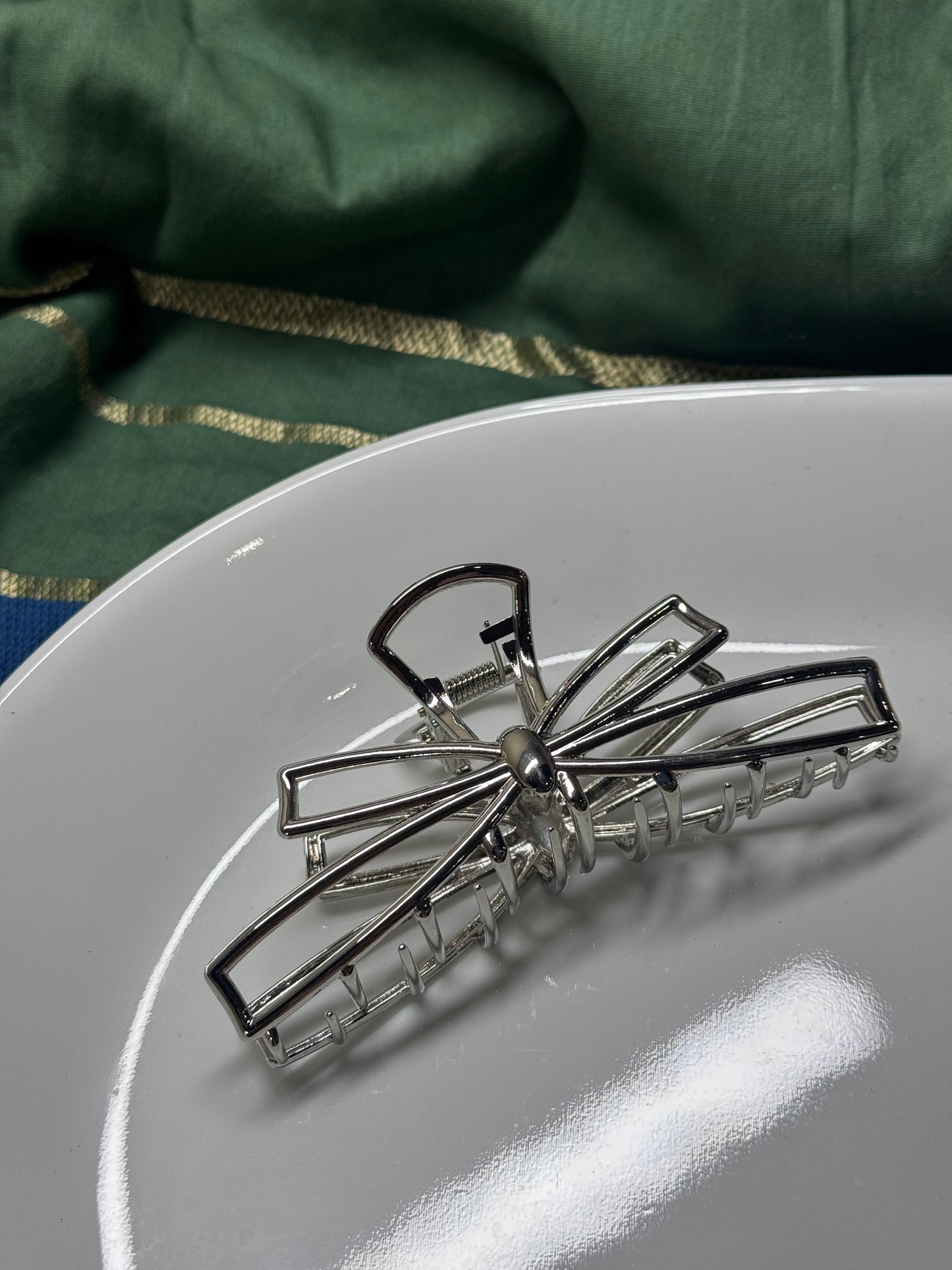B66 SILVER BOW METAL HAIR CLAW
