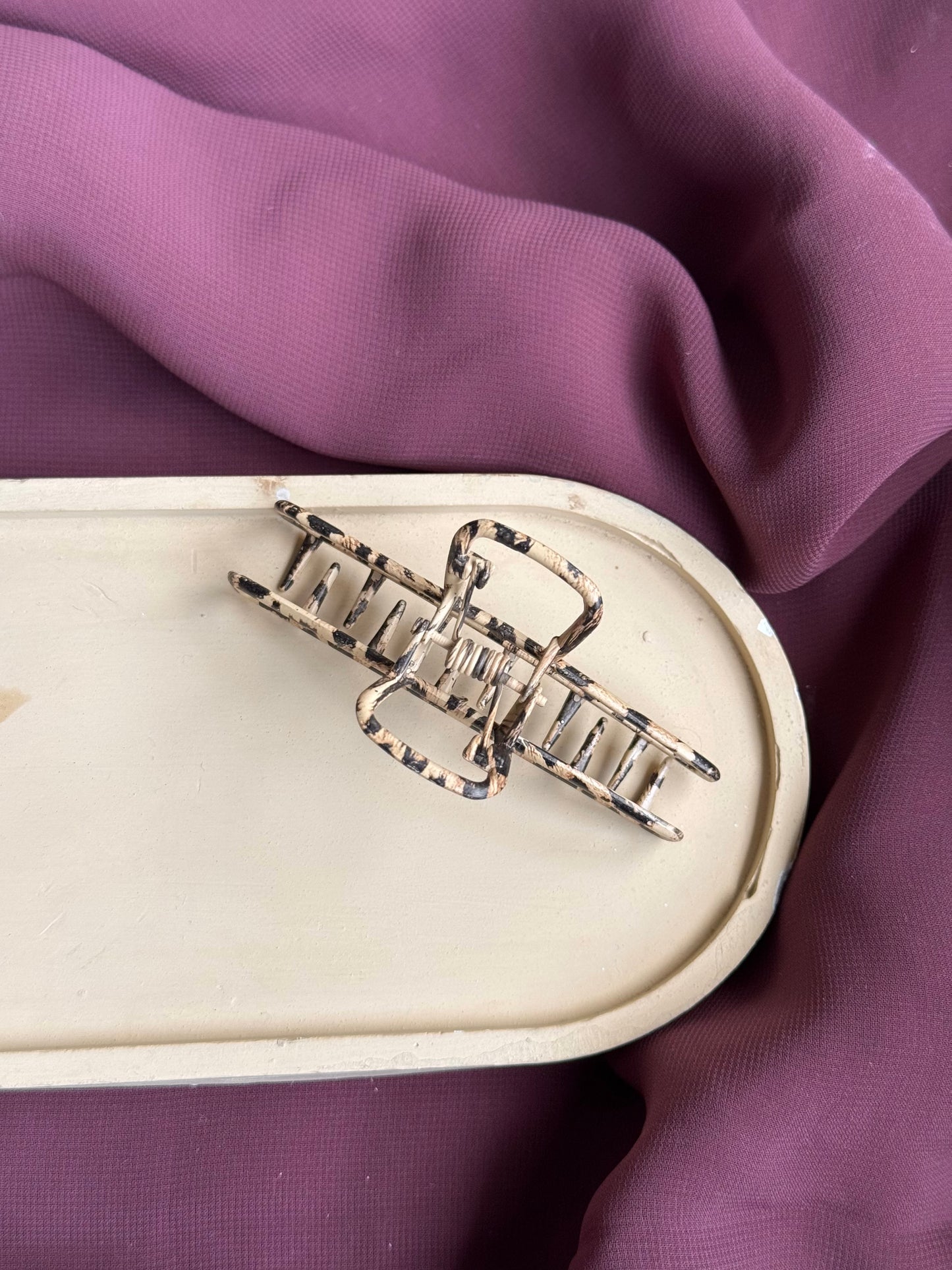 A24 SMALL METAL HAIR CLAW