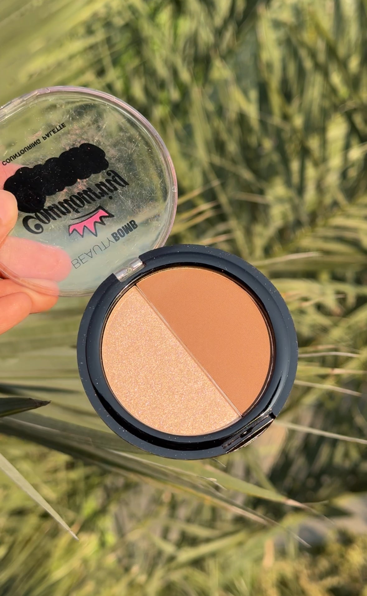 B109 BEAUTY BOMBS CONTOURING QUEEN HIGHLIGHTER AND CONTOUR PALETTE