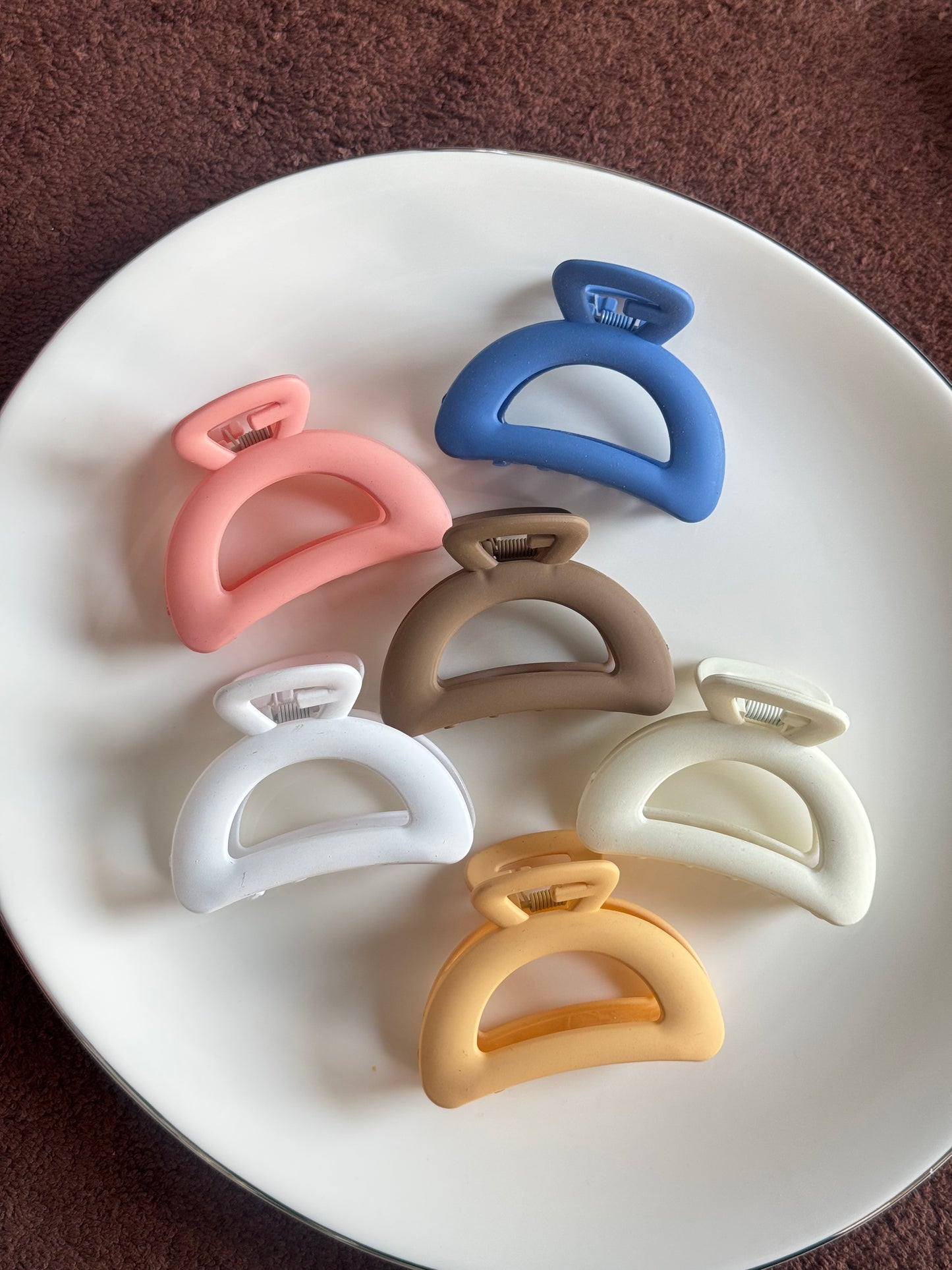 MATTE CHUNKY MOON CLAW CLIP