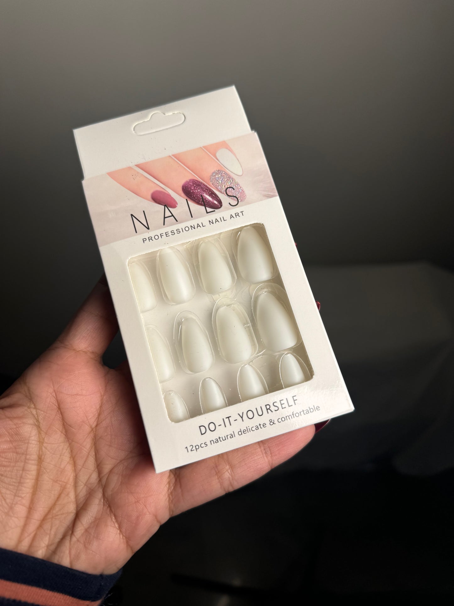 12 PIECES WHITE PRESS ON NAILS SET