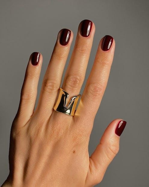 47 USHINE CHERRY BLACK NAIL COLOR