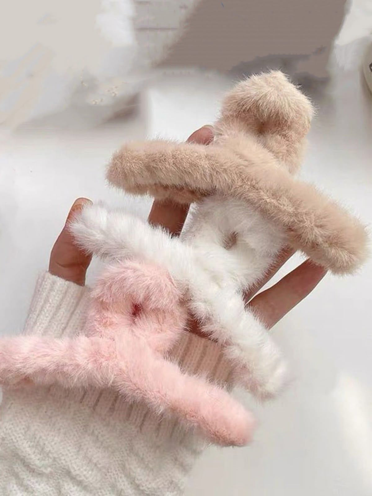 TWISTED FUR HAIR CLAW