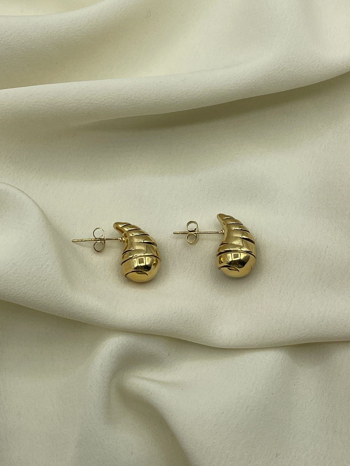 TWISTED TEAR DROP EAR STUDS / EARRINGS