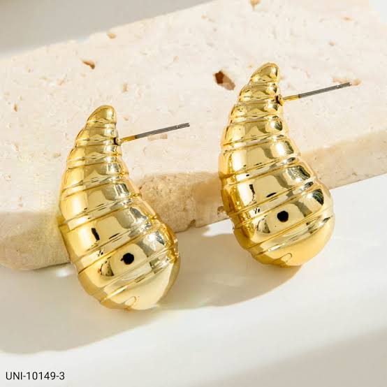 TWISTED TEAR DROP EAR STUDS / EARRINGS