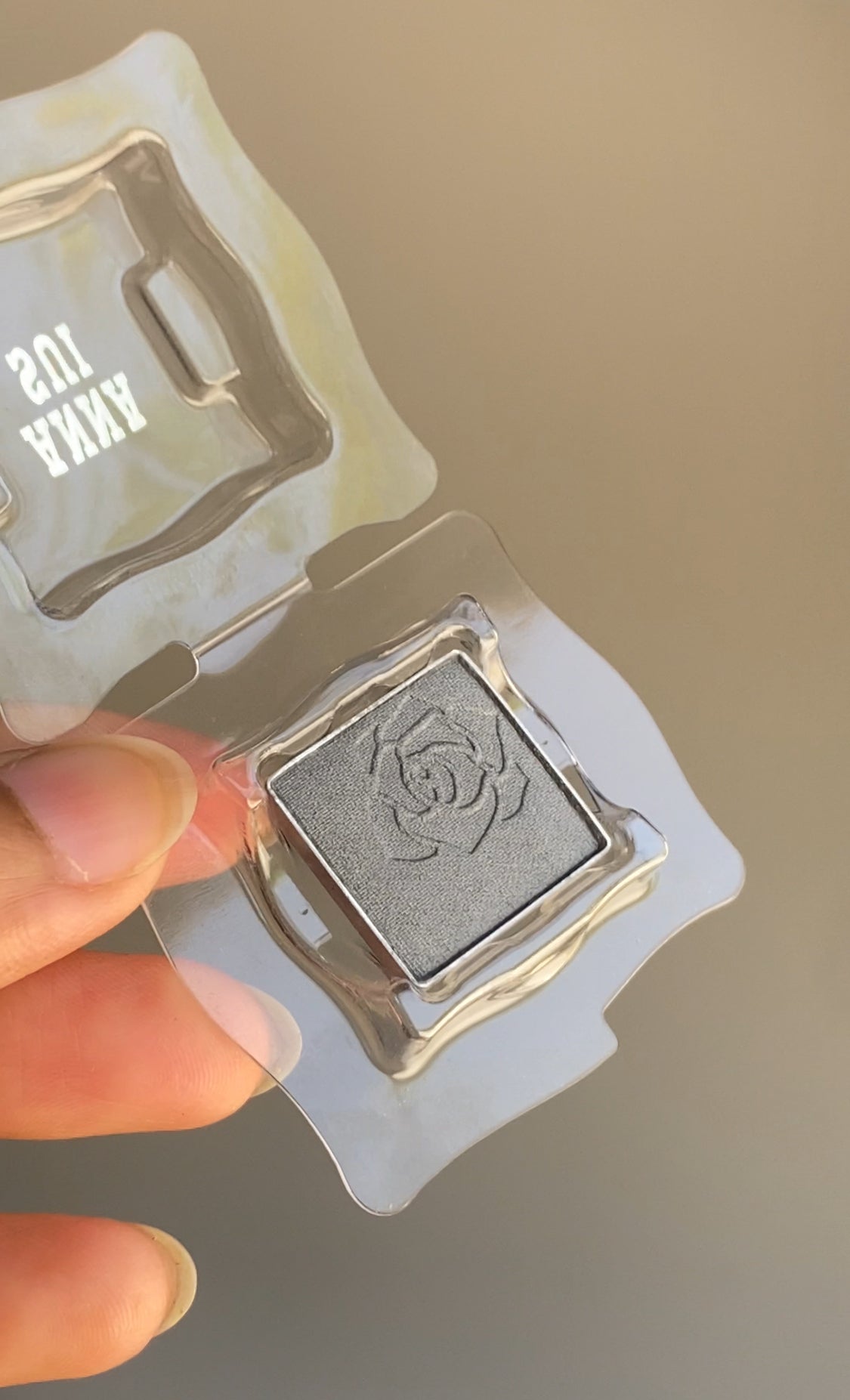 002 ANNA SUI GREY SINGLE EYESHADOW