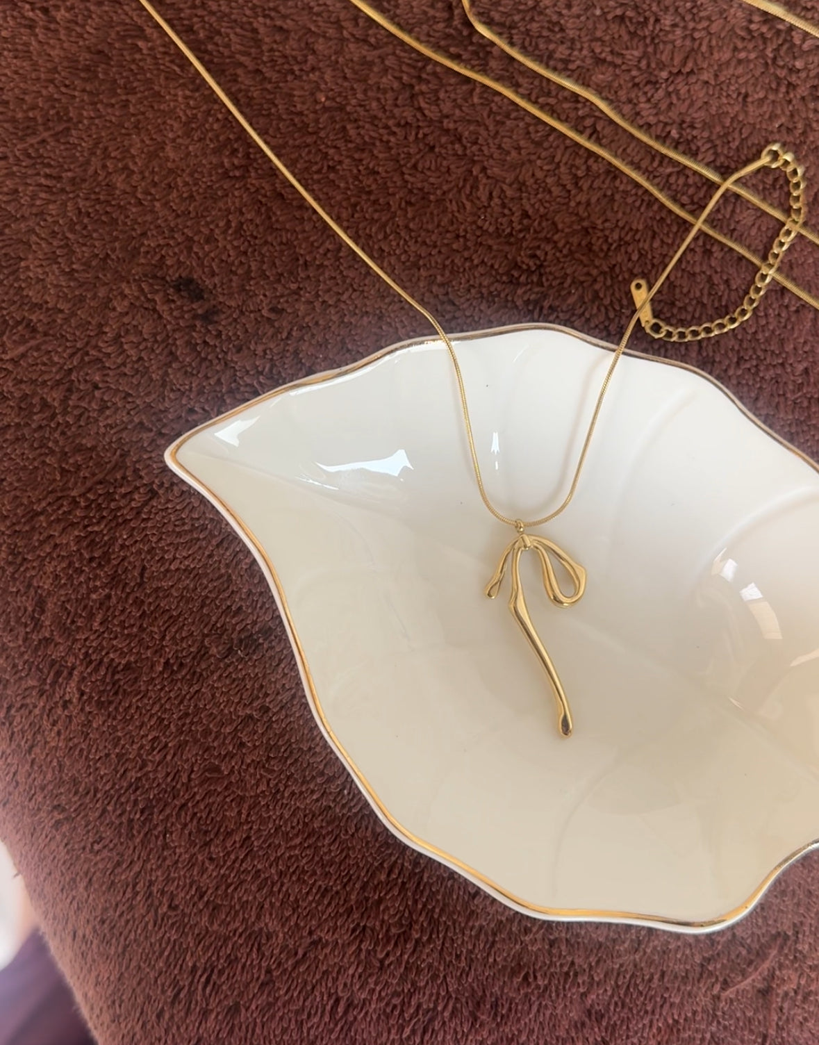 D6 BOW NECKLACE