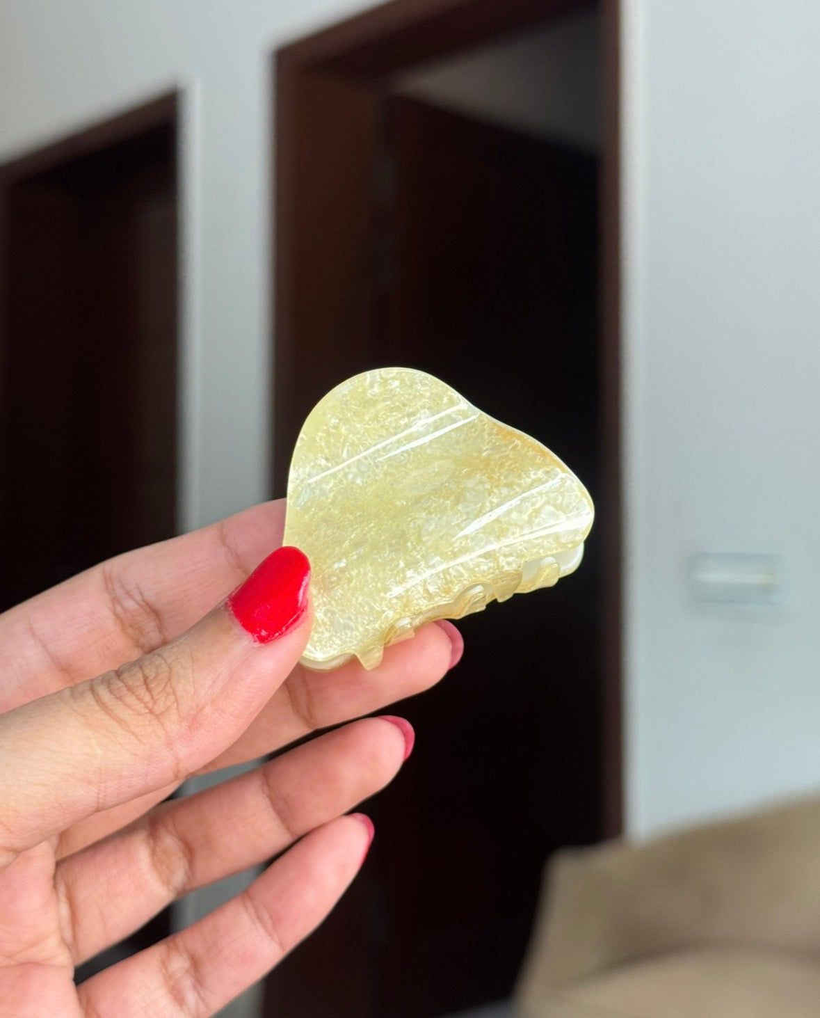 E68 RESIN HAIR CLAW