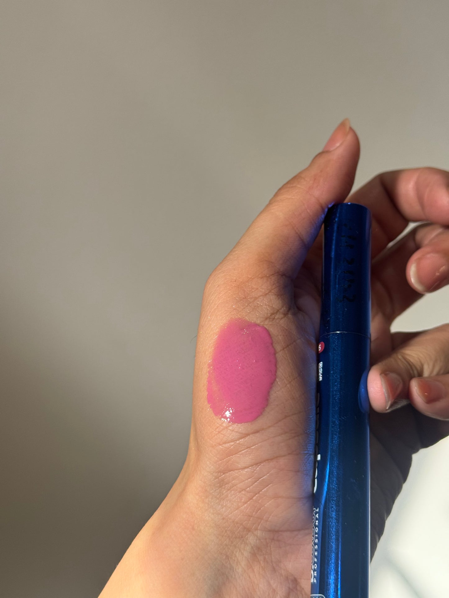 05 CAPSULE GLOSSY LIP
COLOR WHICH MELTS
INTO THE LIPS