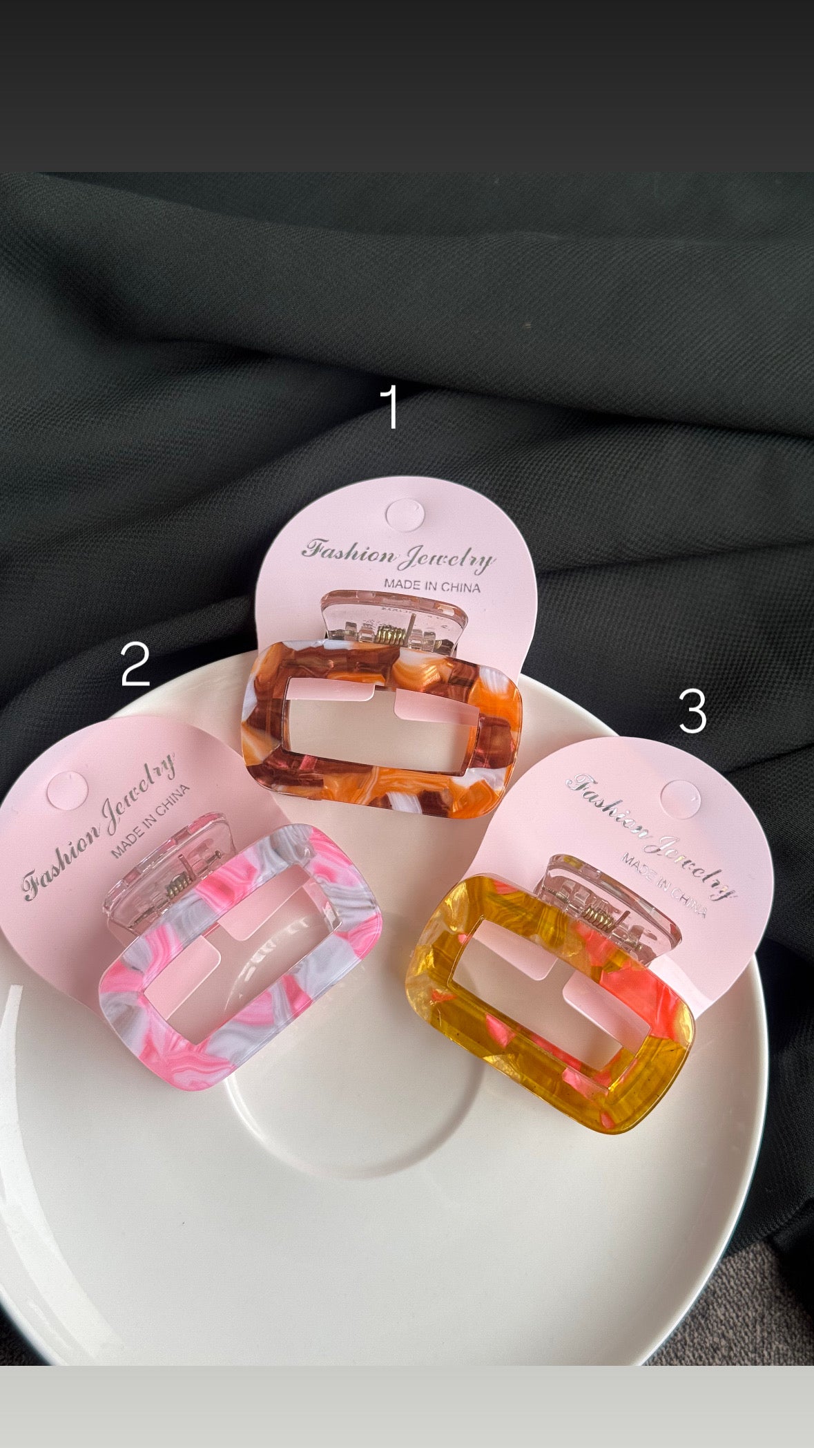 RESIN ACRYLIC HAIR CLAWS IN MEDIUM SIZE