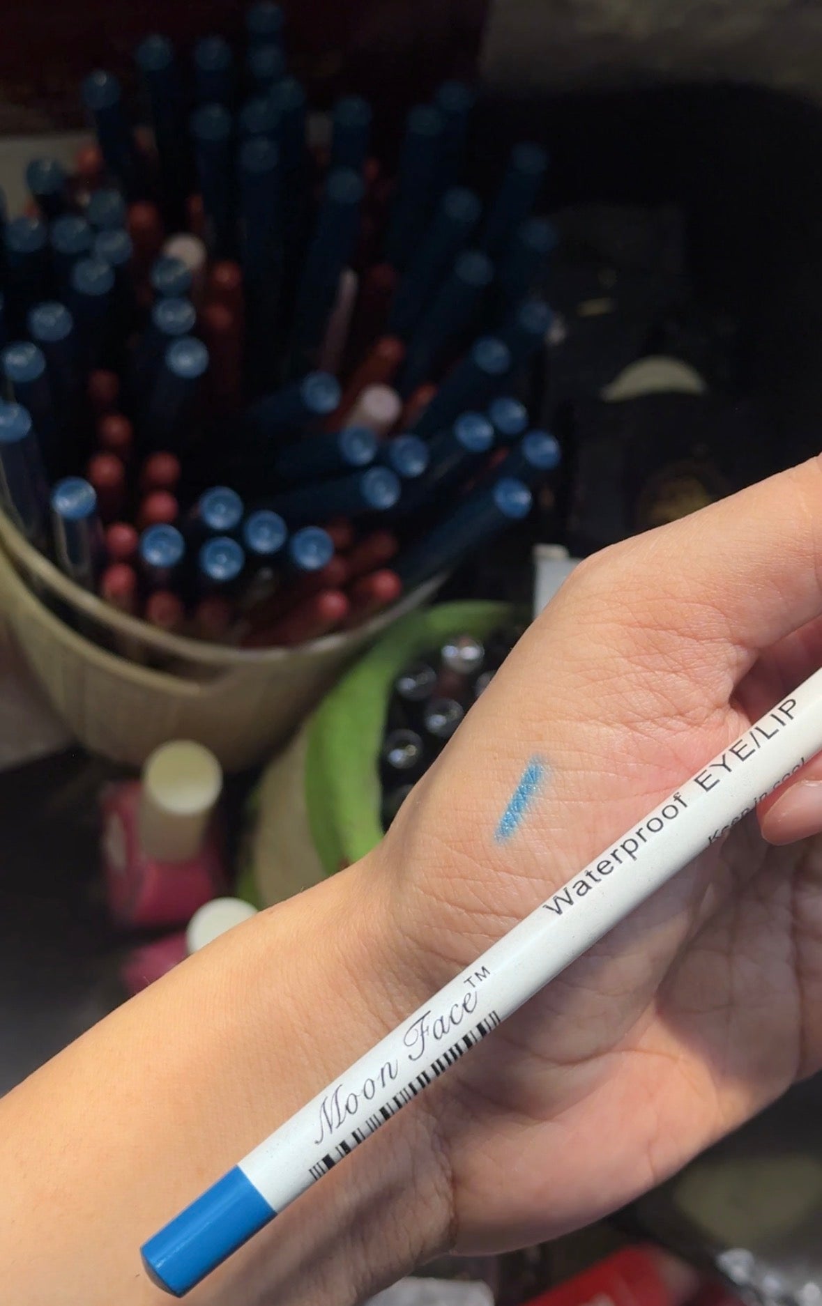 MOON FACE BLUE EYELINER