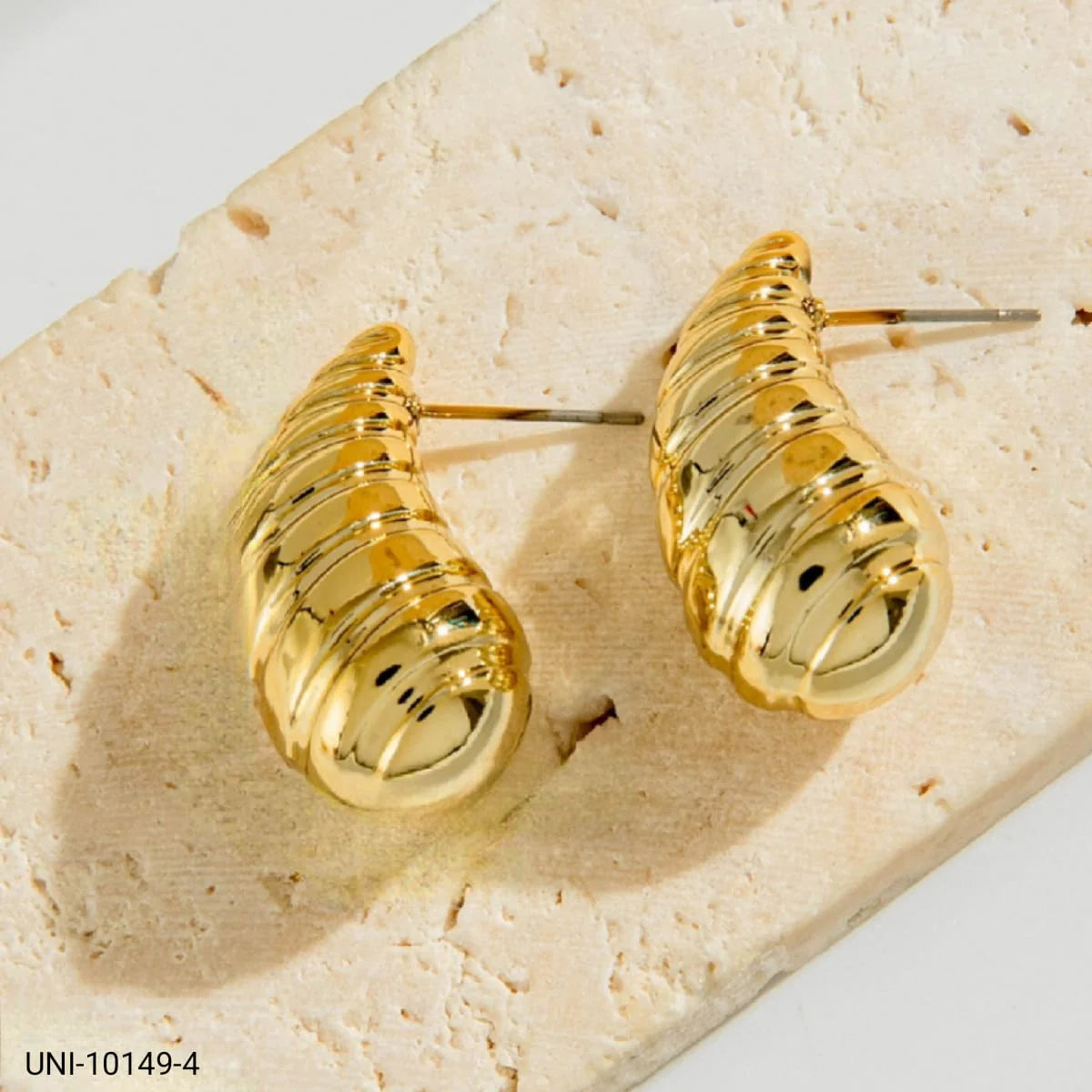 TWISTED TEAR DROP EAR STUDS / EARRINGS